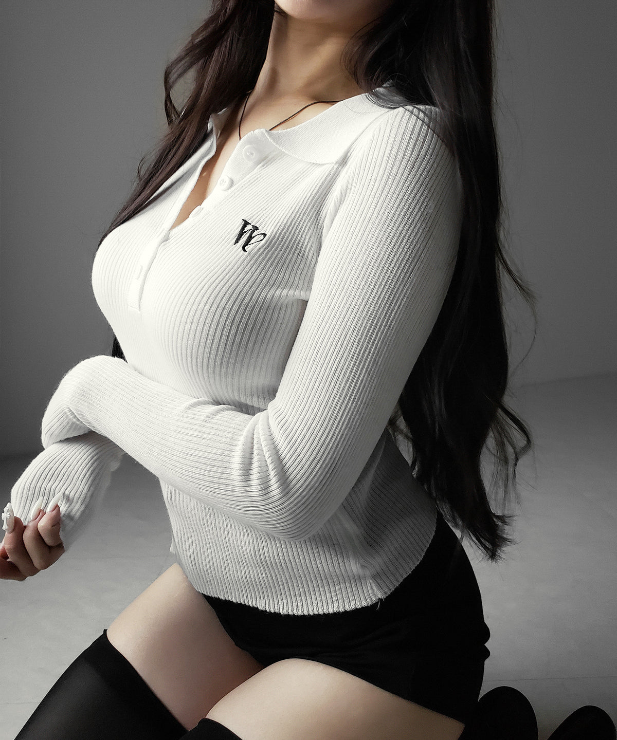 ワンポイント刺繍ポロカラースリムシアーリブニット ／ One-point embroidery polo collar slim sheer rib knit