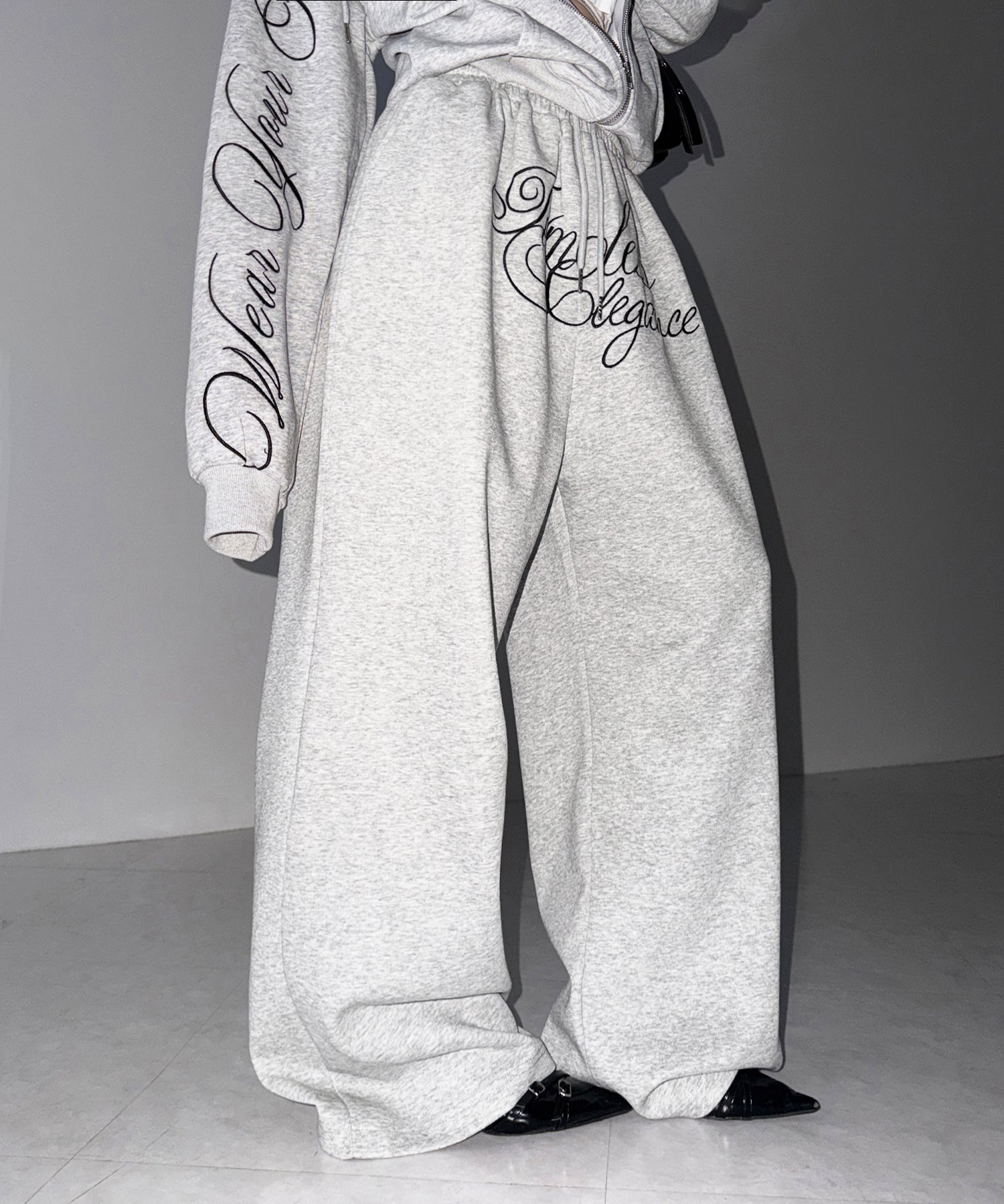 フロントレタリングロゴ刺繍ワイドスウェットパンツ ／ front lettering logo embroidery wide sweatpants
