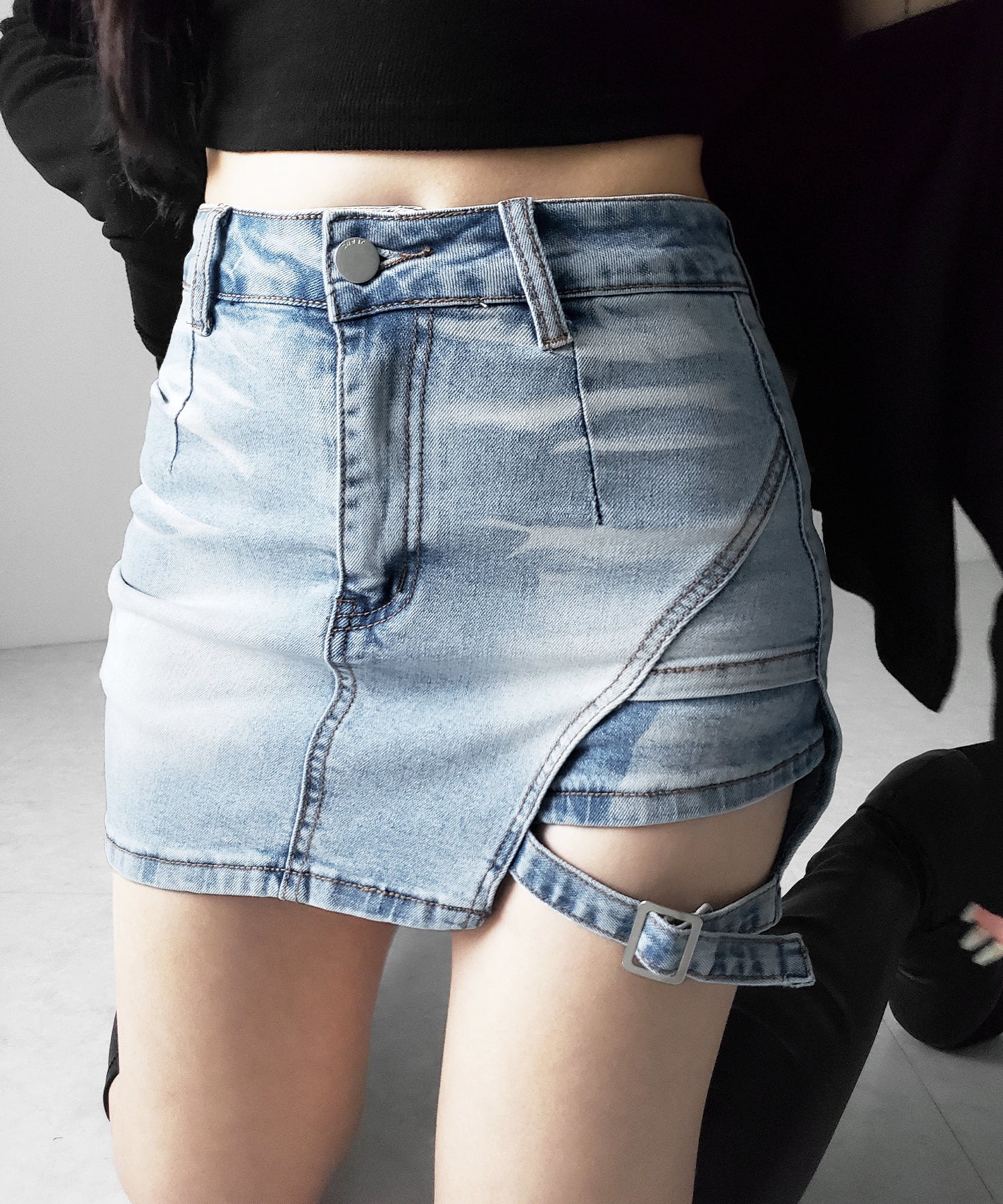 【 インパン裏地付 】カットアウトベルトストラップデニムミニスカパン ／ cutout belt strap denim mini skirt pants