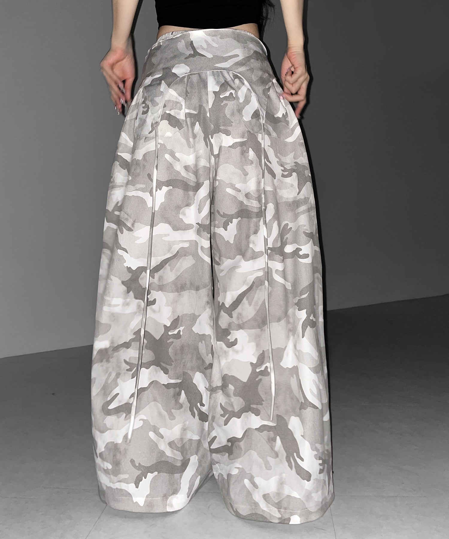ロゴガーターカモフラタックワイドパンツ ／ logo garter camouflage tuck wide pants