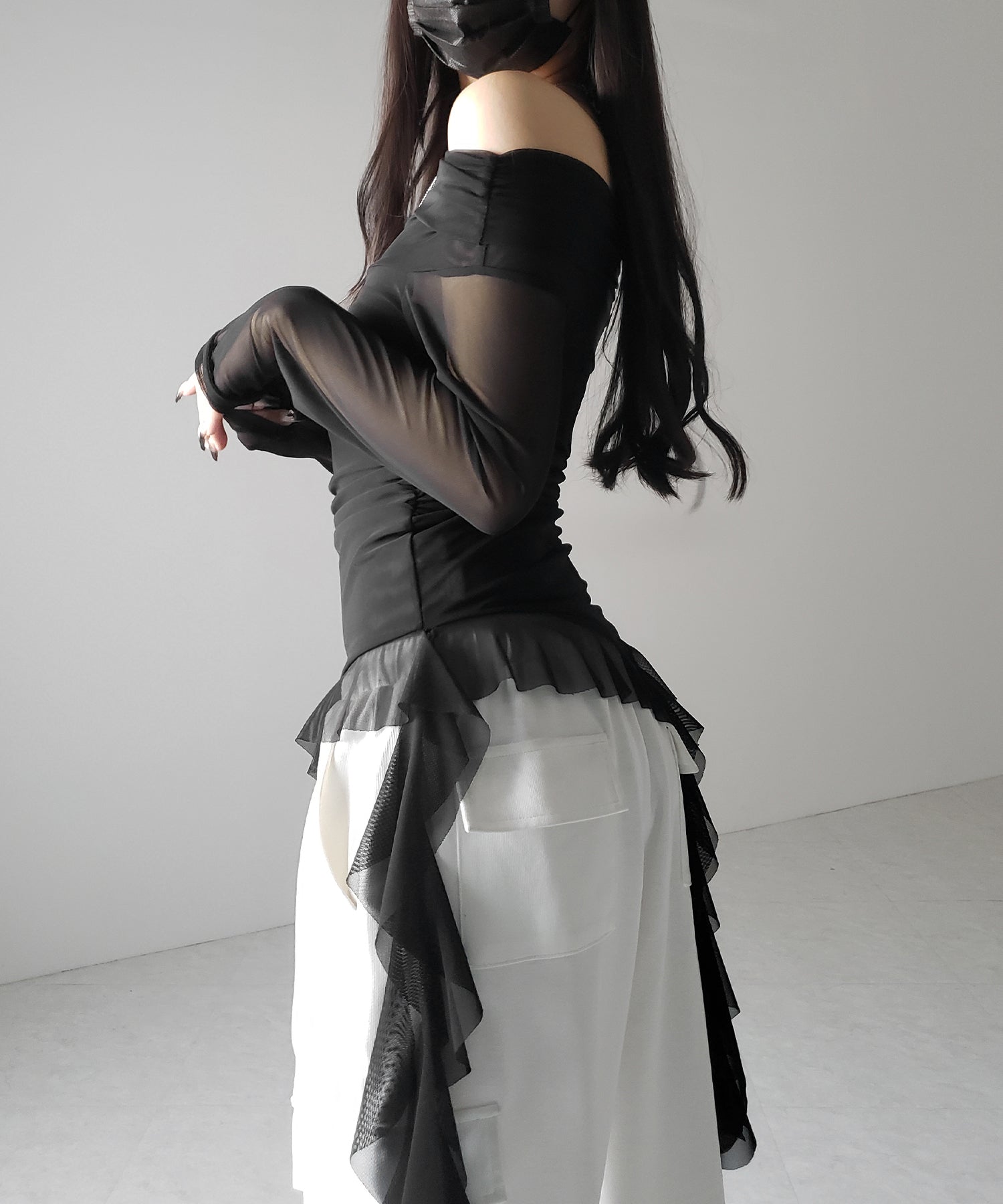【 ２color 】アシンメトリーフリルオフショルシアートップス ／ asymmetrical frill off-shoulder sheer tops