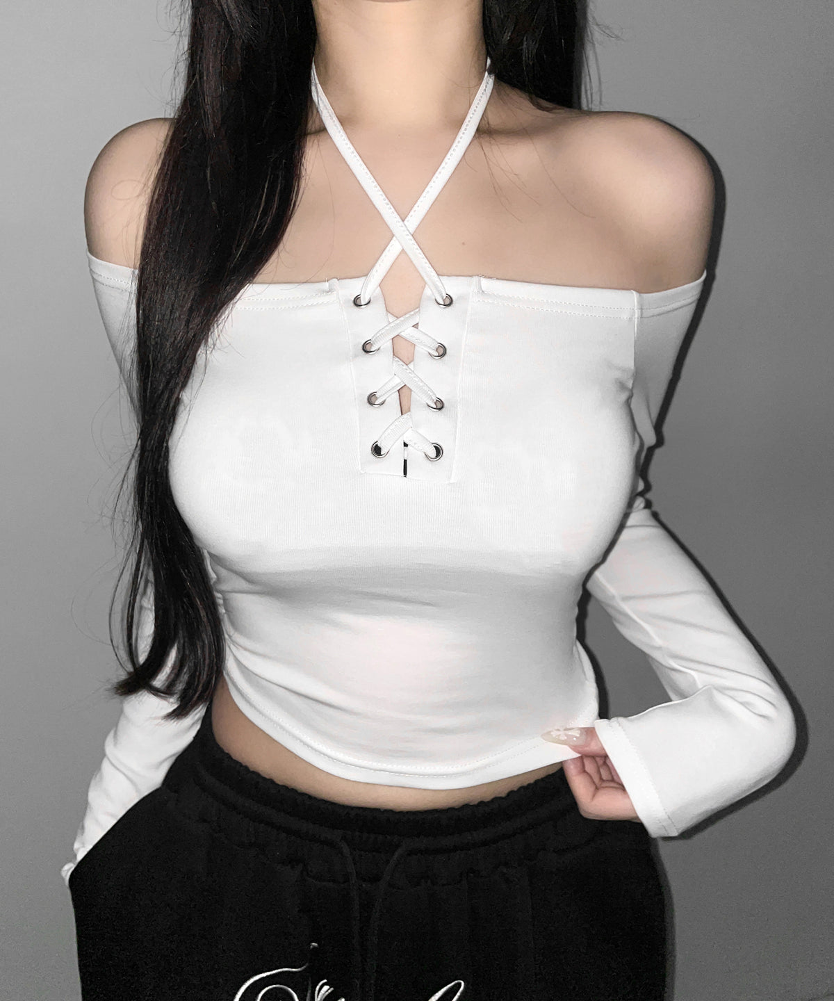 【 クロスネックにできる2WAY 】フロントレースアップオフショルショートトップス ／ 2WAY front laceup offShoulder short tops