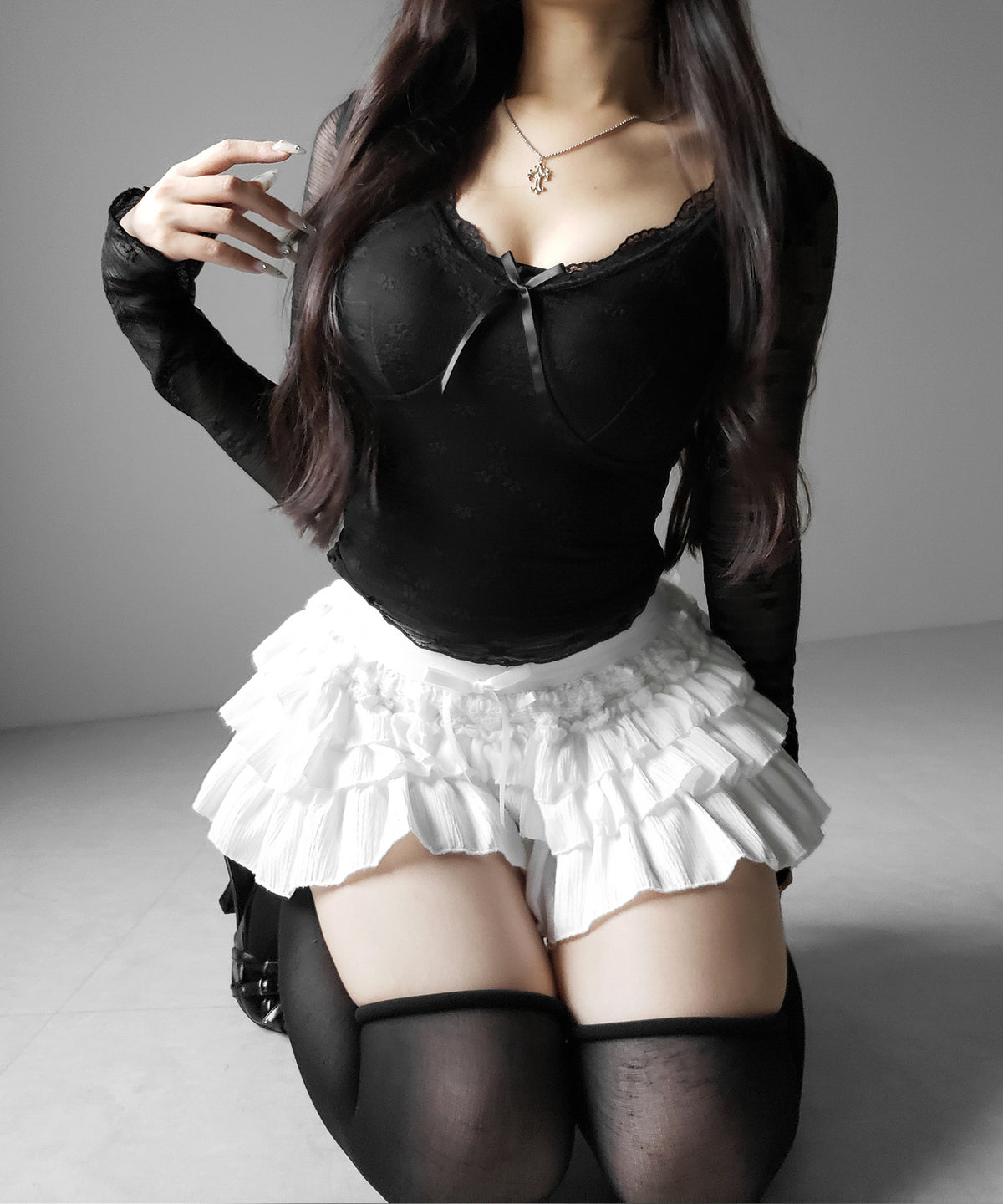 フロントリボンVネックレイヤードレーストップス ／ front ribbon v-neck layered lace tops