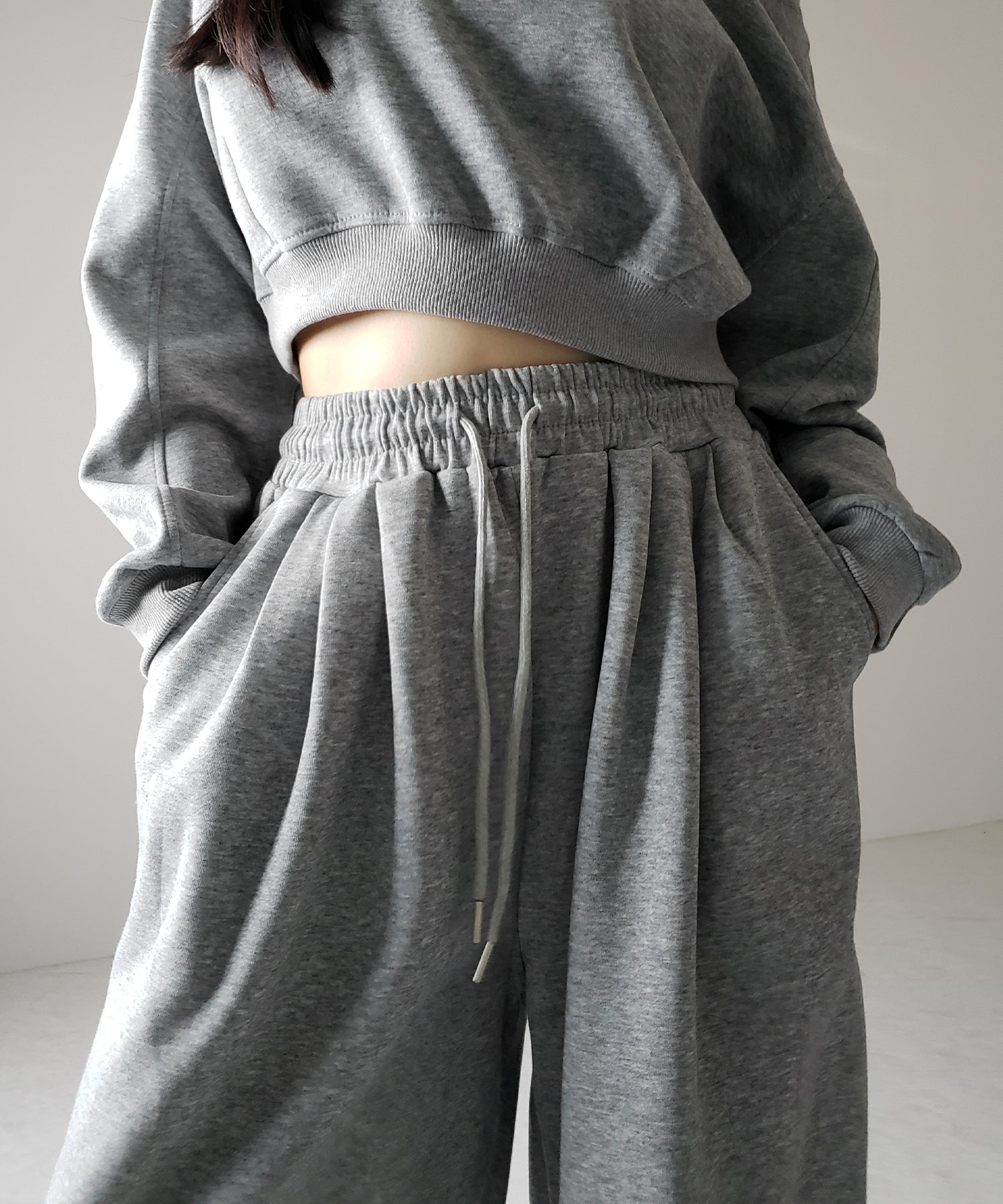 【 セットアップ 】ワンショルダーショートスウェットトップス ＋ タックワイドパンツ SET ／ off shoulder short sweat tops & tack wide pants SET