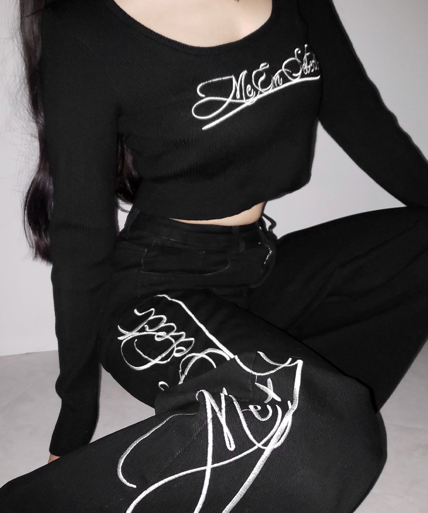 レタリングロゴ刺繍ハイウエストワイドブラックデニム ／ lettering logo embroidery high waist wide black denim