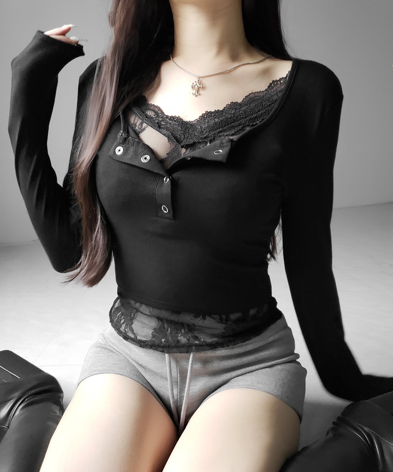 【 人気アイテムの長袖verが新登場！ 】レースレイヤードヘンリーネックスクエア長袖Ｔシャツ ／ lace layered henley neck square long sleeve T-shirt