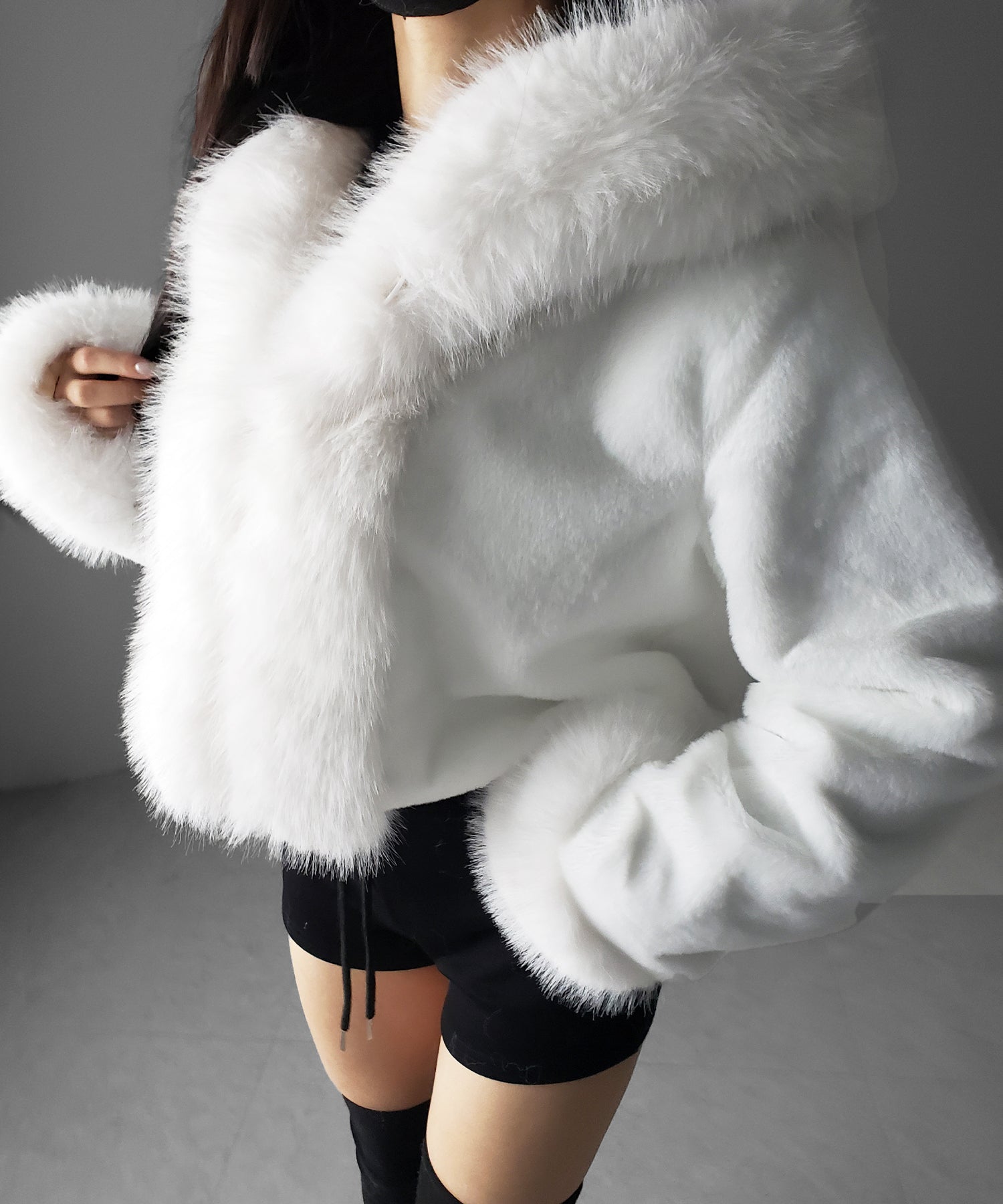フェイクファーフードレディーショートコート ／ fake fur hoodec lady short coat