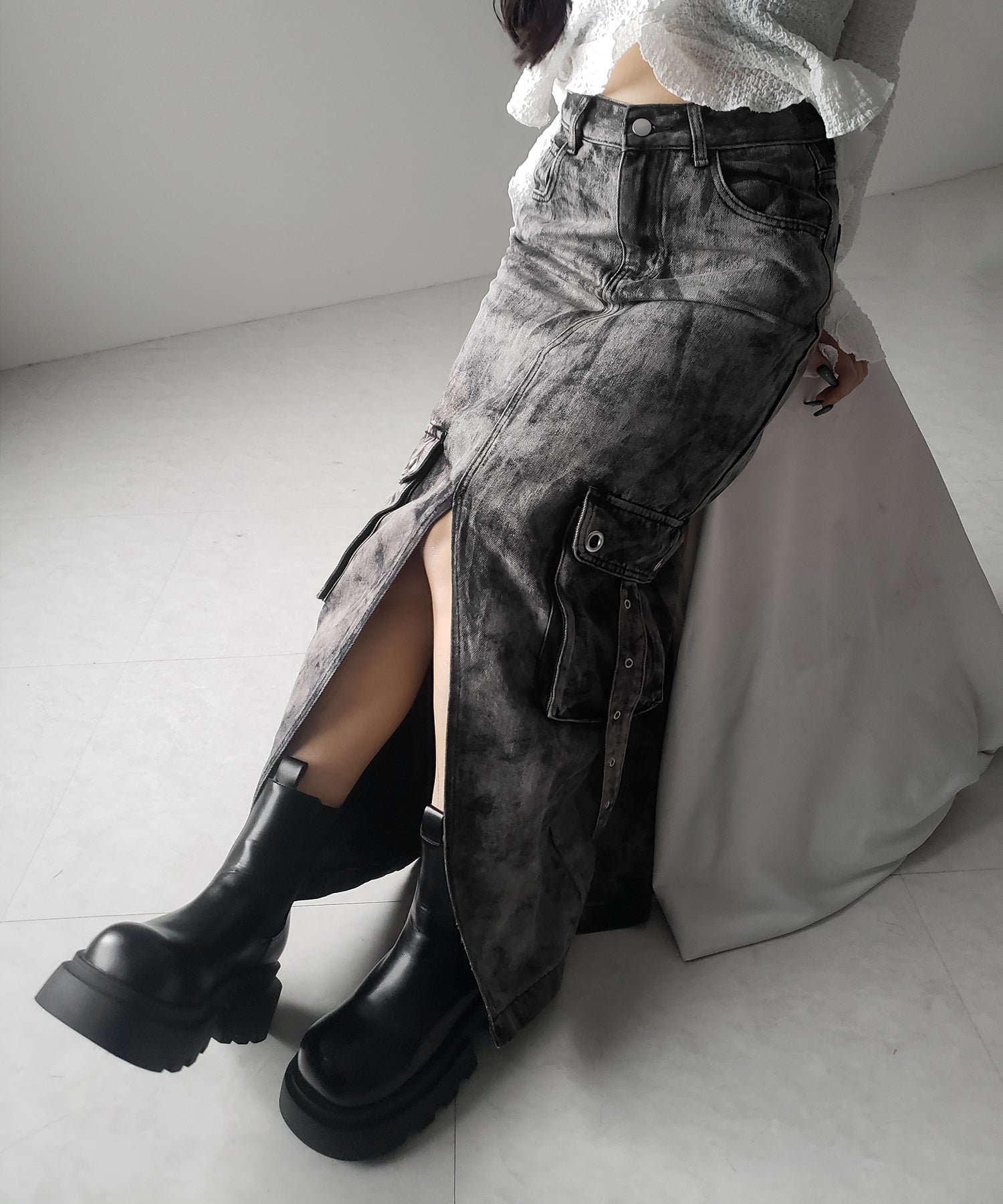 【 ３SIZE 】クラッシュブリーチセンタースリットカーゴデニムスカート ／ crash bleach center slit cargo denim skirt