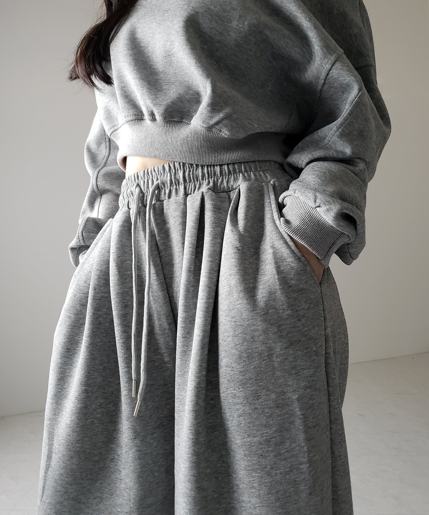 【 セットアップ 】ワンショルダーショートスウェットトップス ＋ タックワイドパンツ SET ／ off shoulder short sweat tops & tack wide pants SET