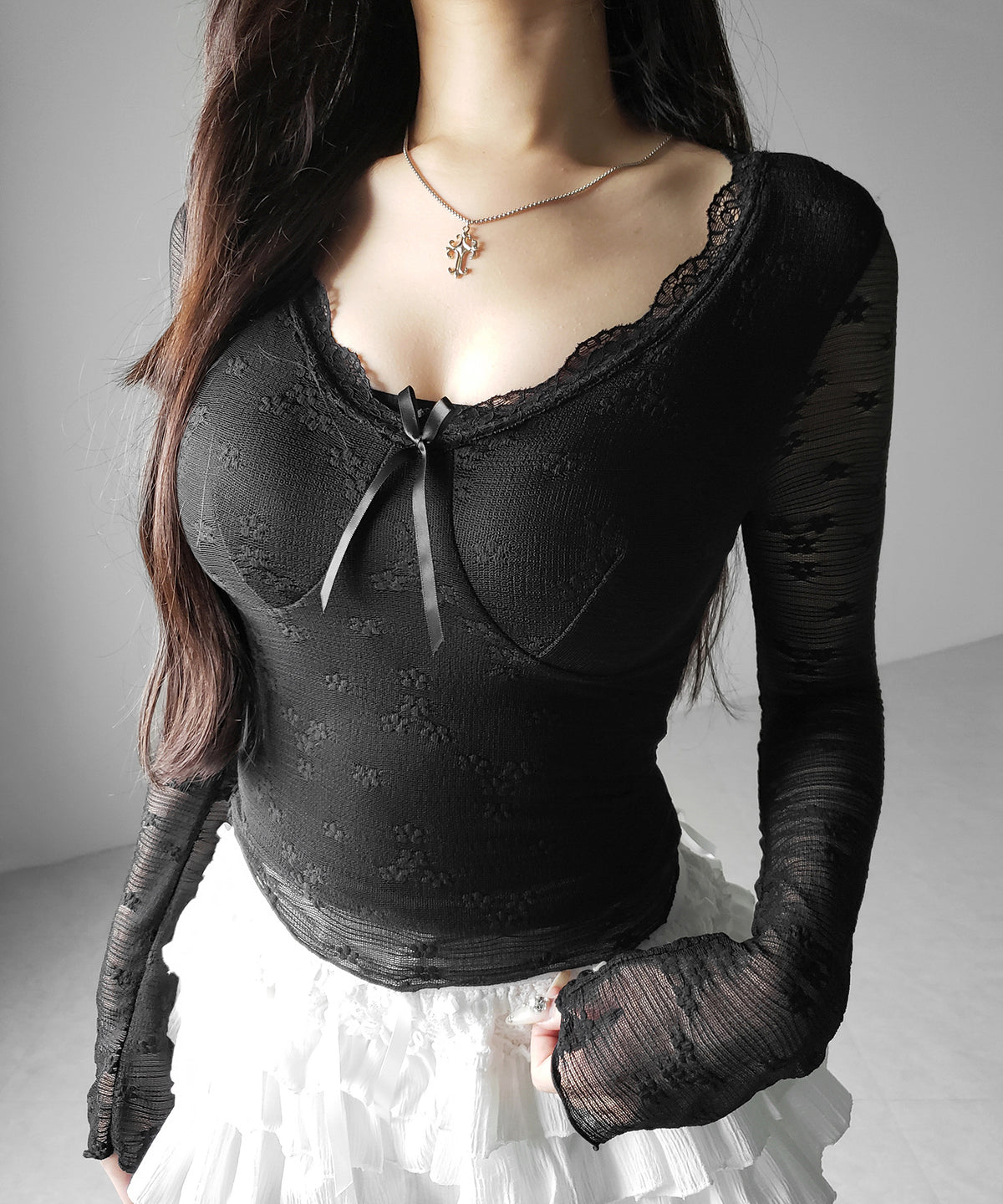 フロントリボンVネックレイヤードレーストップス ／ front ribbon v-neck layered lace tops