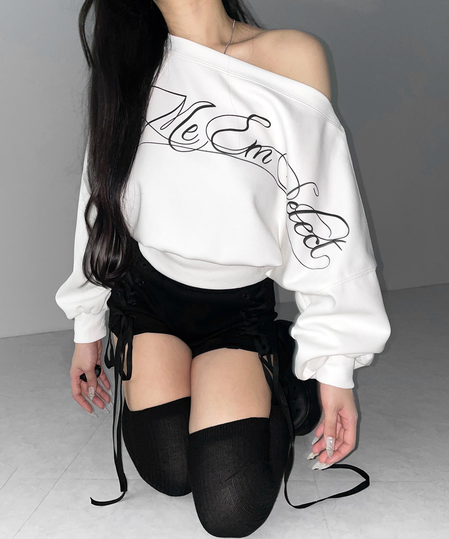 レタリングロゴワンショルショートスウェットライクトップス ／ lettering logo one-shoulder short sweatlike tops