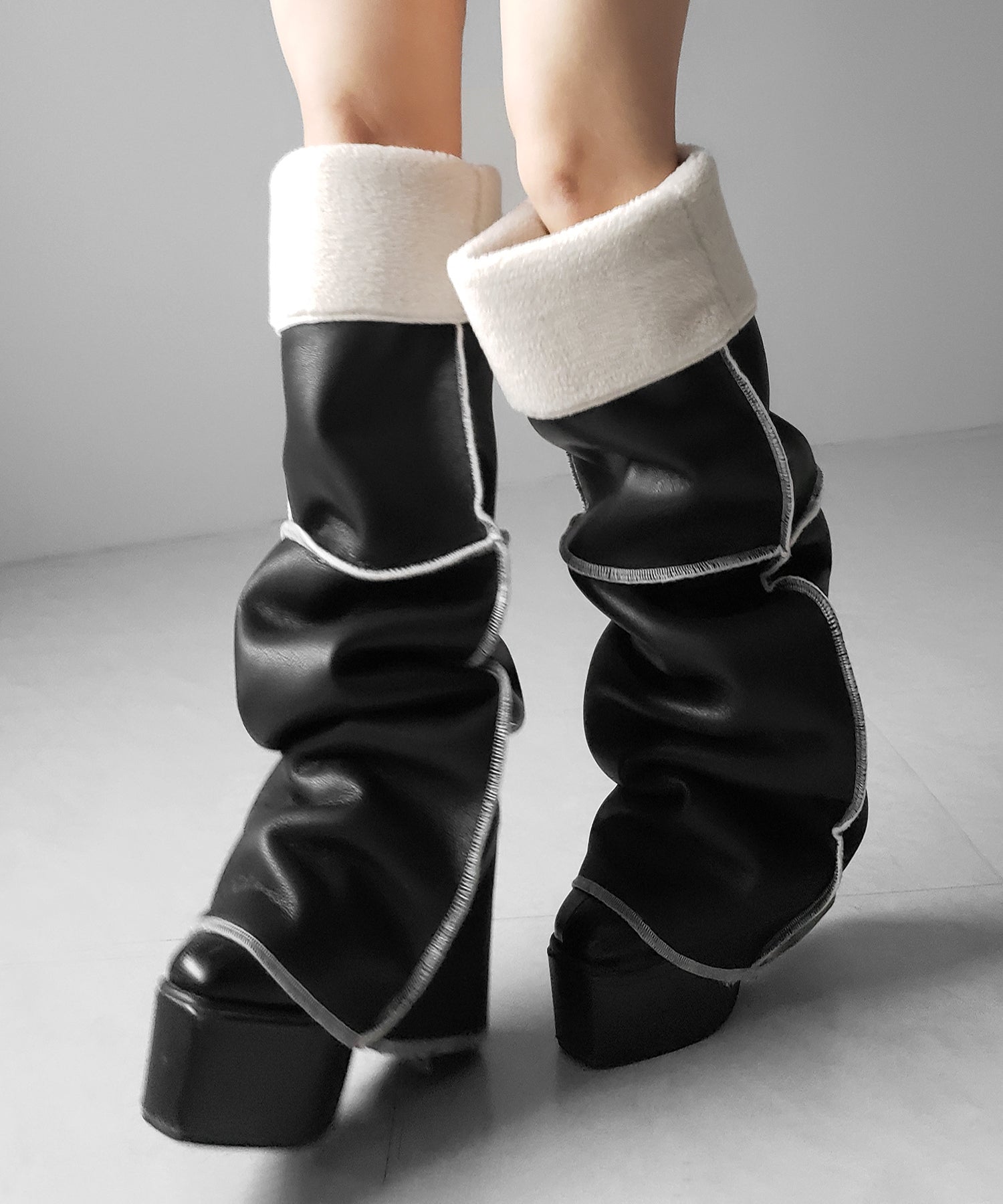 【 ニーハイにもなる２WAY 】ムートンフェイクレザールーズレッグカバー ／ mouton fake leather loose leg cover