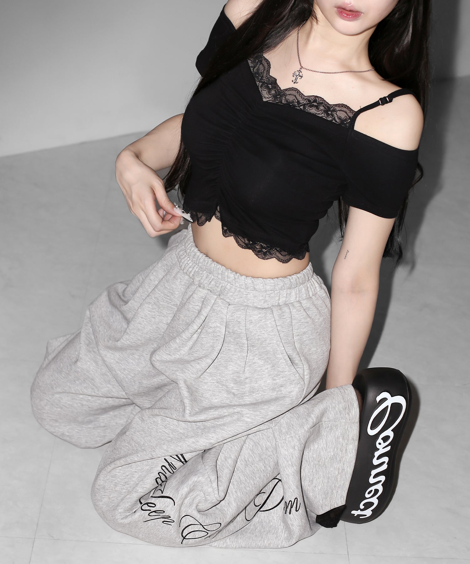 レースドッキングシャーリング半袖オフショルトップス ／ lace docking shirring short-sleeved off-shoulder tops