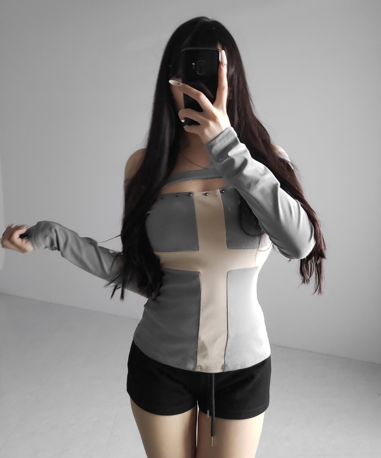 十字架クロスデザインカットアウトオフショルスリムトップス ／ cross design cutout offshoulder slim tops