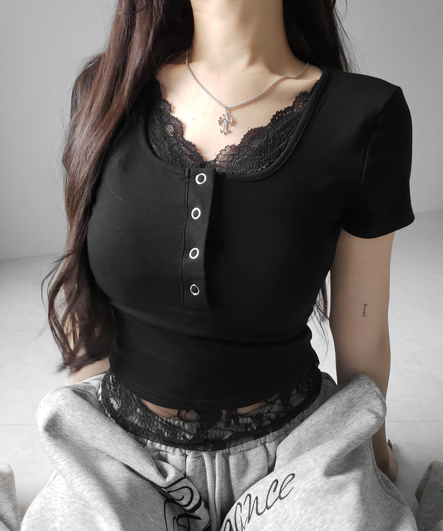 レースレイヤードヘンリーネックスクエア半袖Tシャツ ／ lace layered