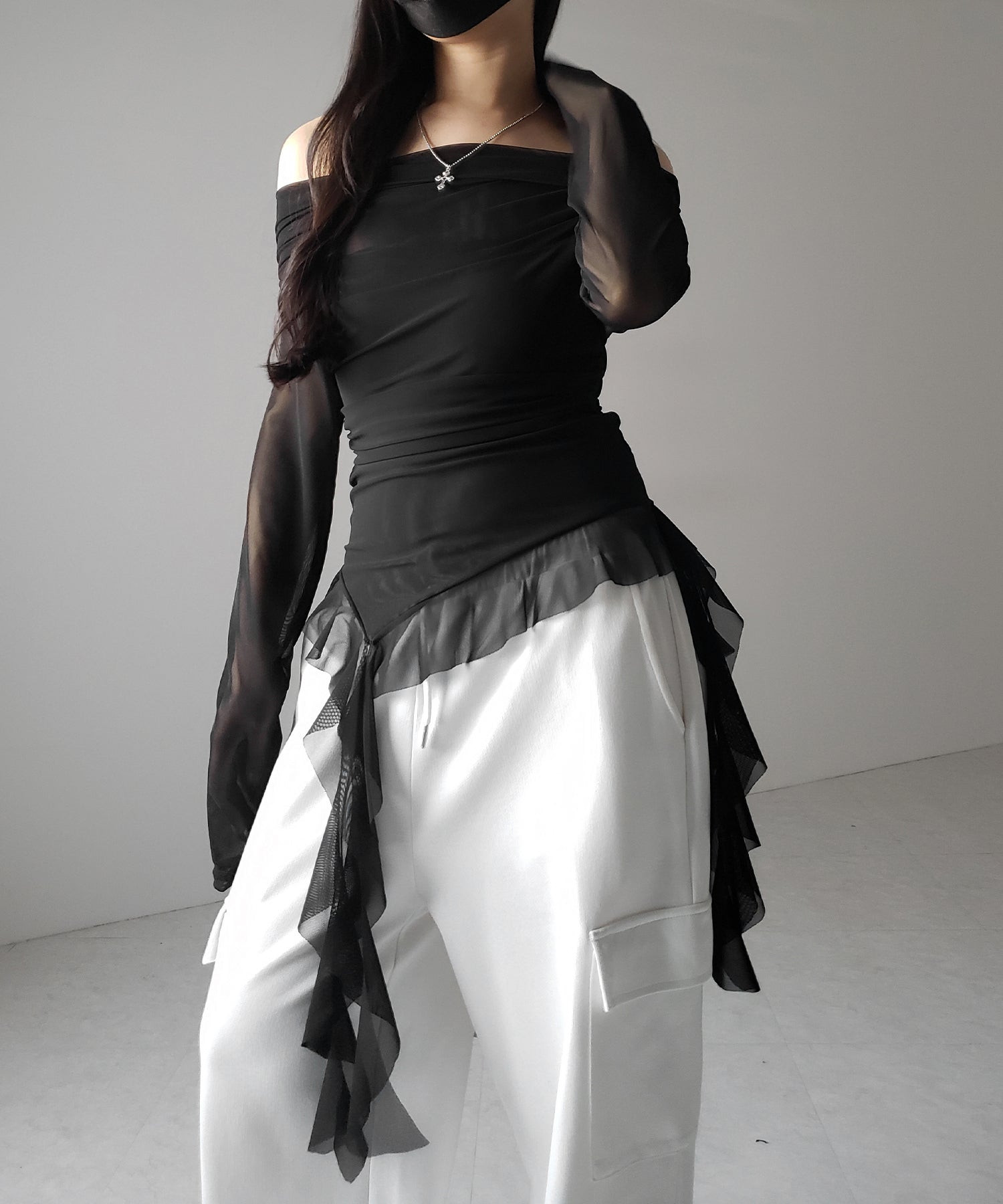 【 ２color 】アシンメトリーフリルオフショルシアートップス ／ asymmetrical frill off-shoulder sheer tops