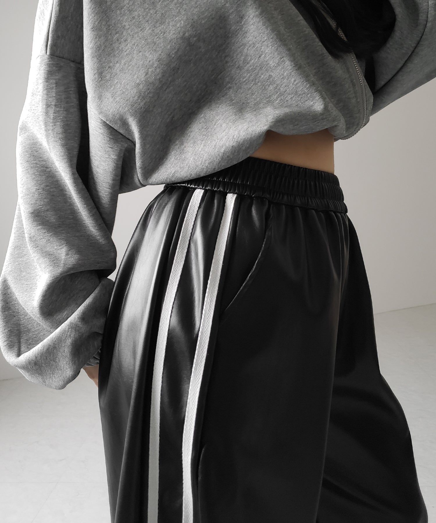 【 選べる４size ／ ２color 】２WAY サイドラインフェイクレザーワイドパンツ ／ ２WAY Sideline fake leather wide pants