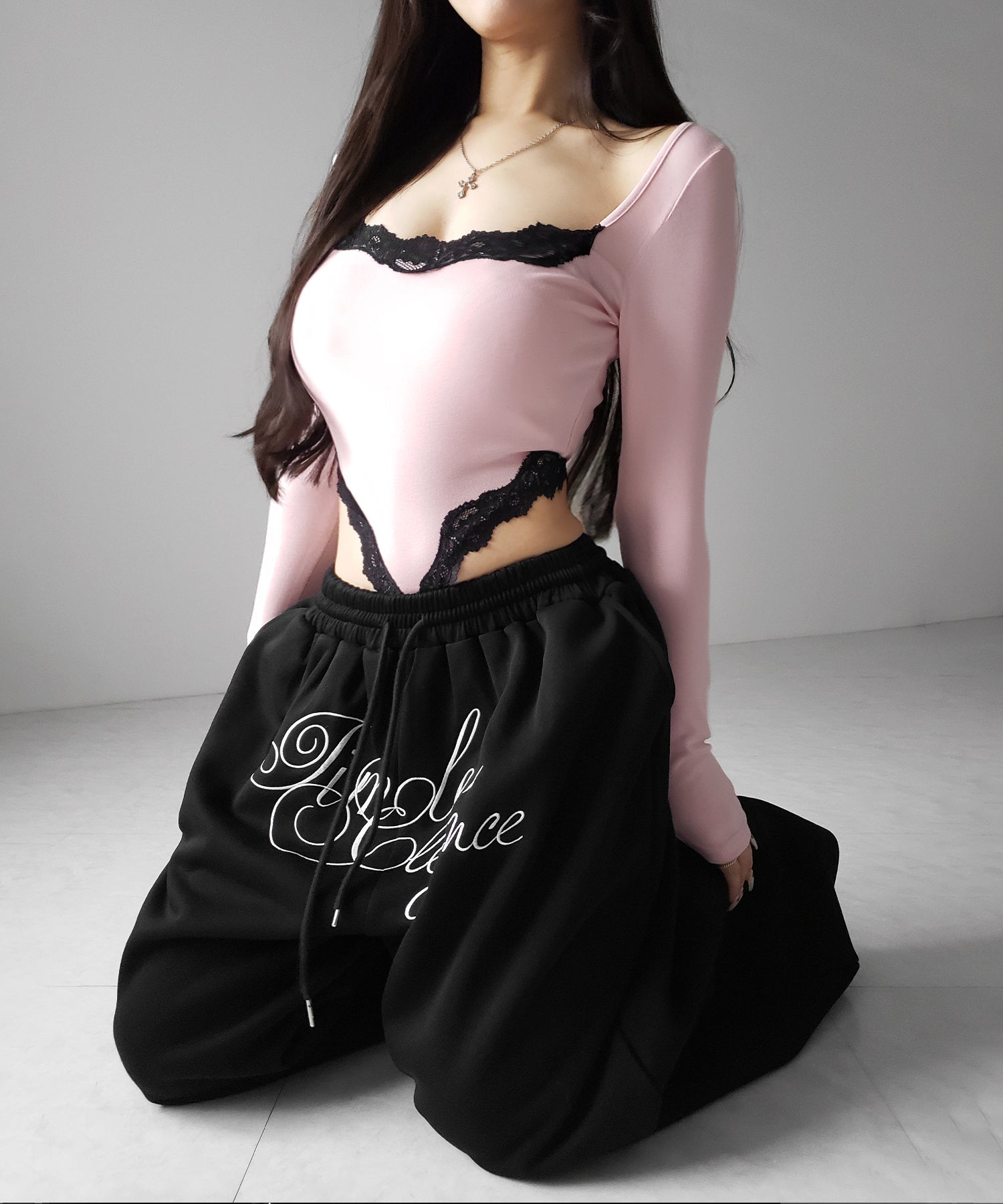 カットアウトレースポイントボディスーツトップス ／cutout lace point bodysuit tops