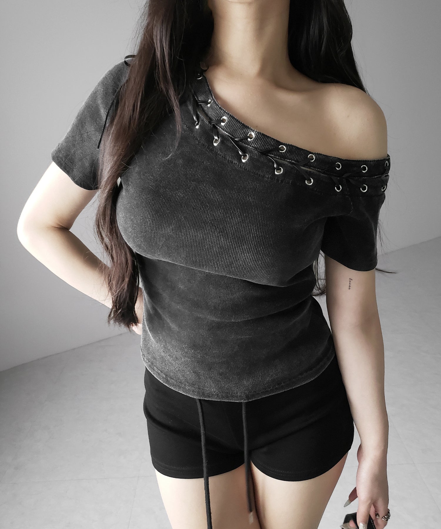 ヴィンテージカットアウトレースアップ半袖ワンショルリブトップス ／ vintage cutout laceup short sleeve one shoulder lib tops