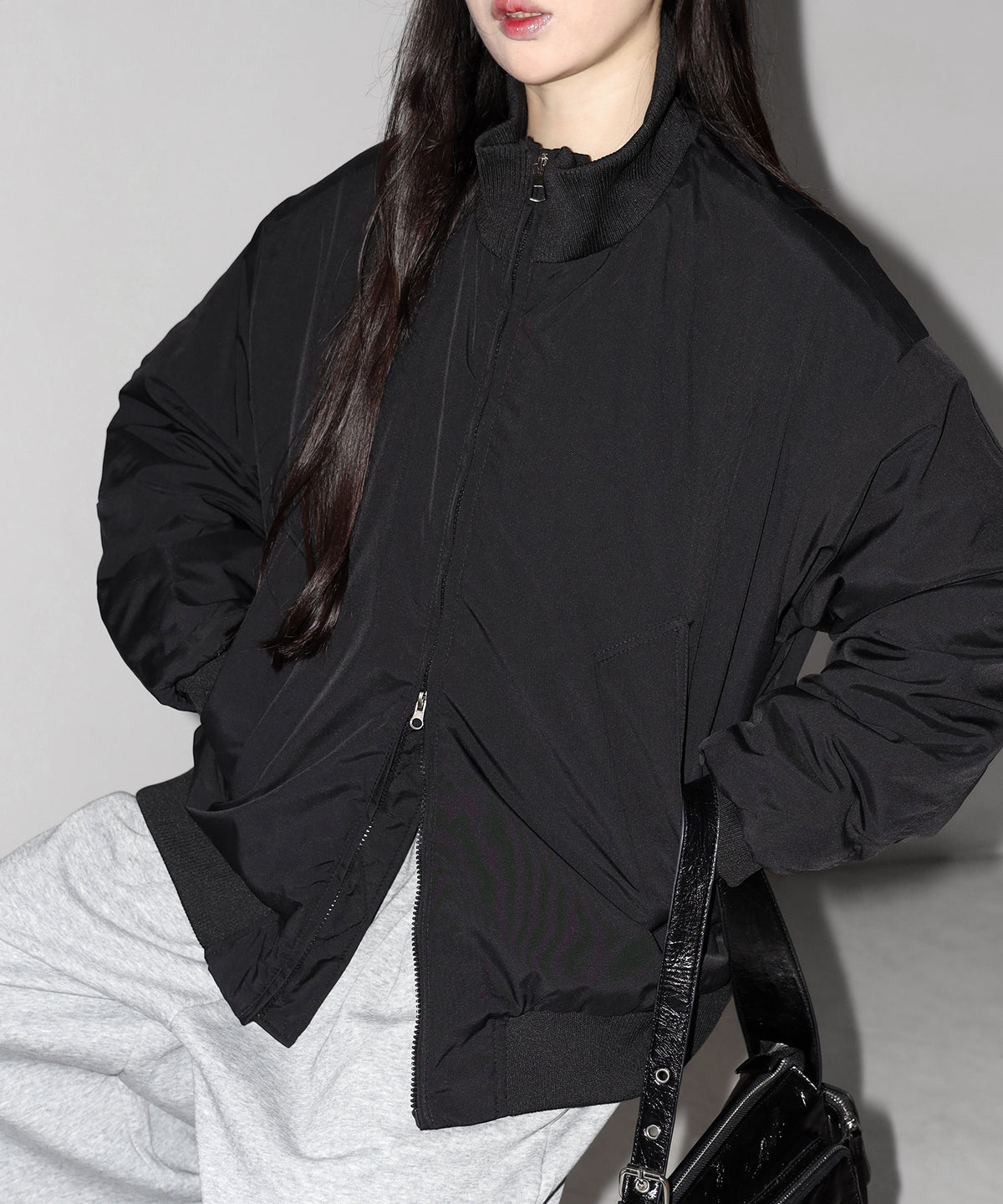 ダブルジップスタンドカラー中綿オーバーブルゾン ／ Double-zip stand-collar padded overblouson