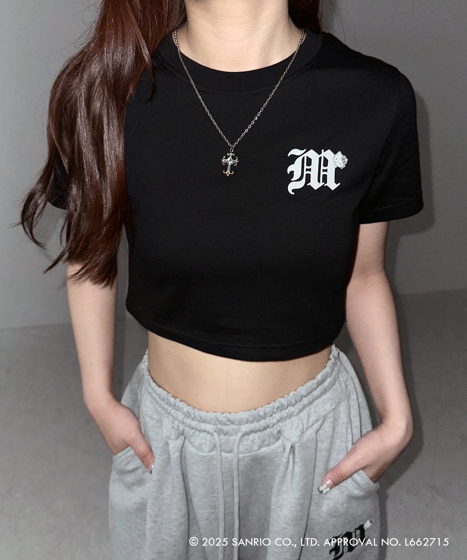 【 HELLO KITTY × me+em select 】ハローキティ M LOGO ショートTシャツ ／ Hello Kitty M LOGO Short T-shirt 【 セットアップ着用可能 】