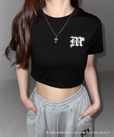 【 HELLO KITTY × me+em select 】ハローキティ M LOGO ショートTシャツ ／ Hello Kitty M LOGO Short T-shirt 【 セットアップ着用可能 】