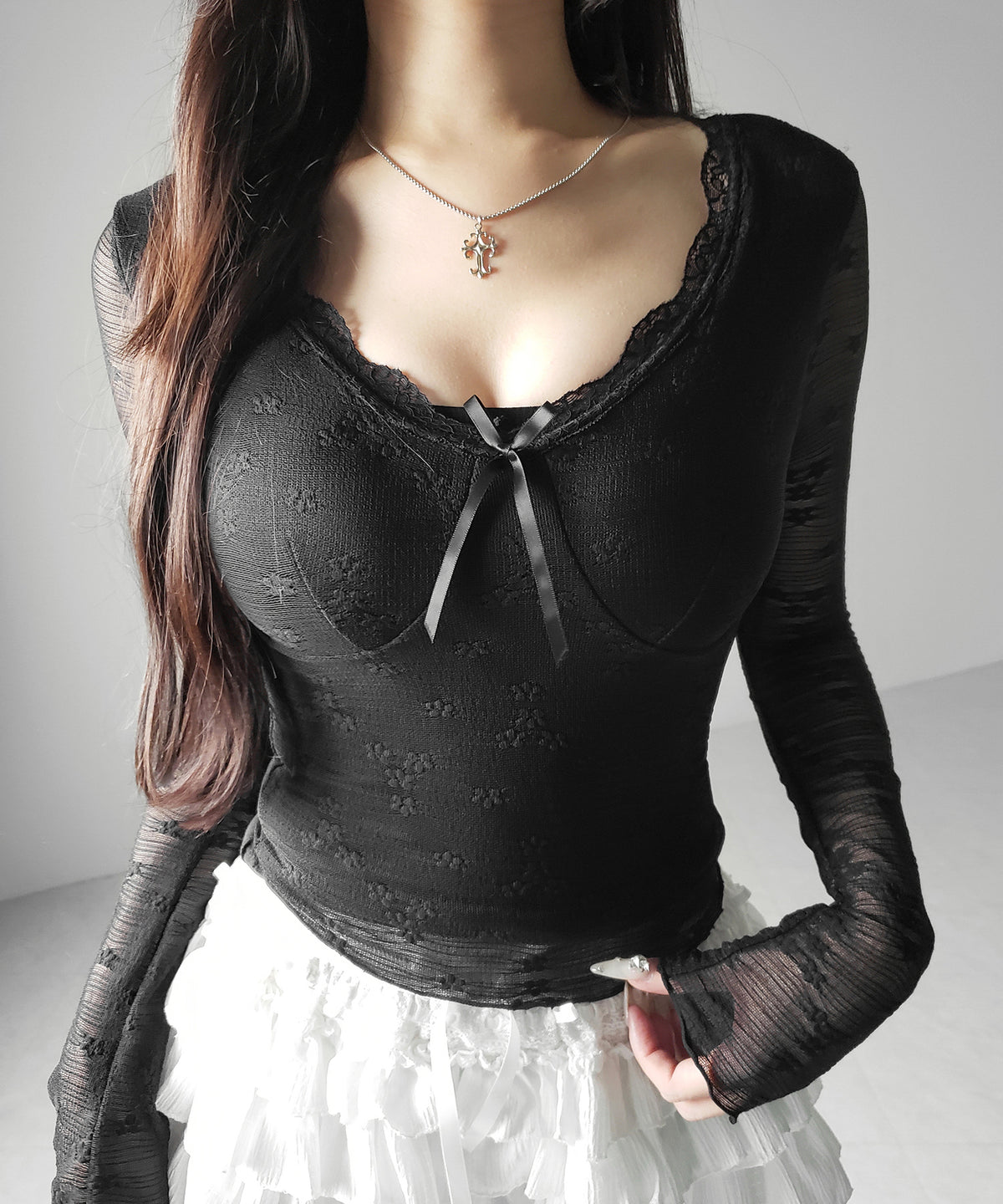 フロントリボンVネックレイヤードレーストップス ／ front ribbon v-neck layered lace tops