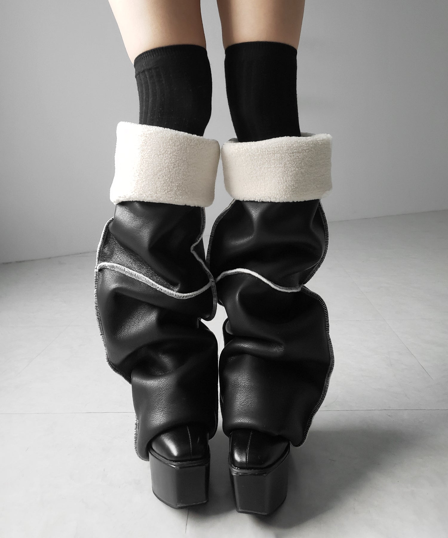 【 ニーハイにもなる２WAY 】ムートンフェイクレザールーズレッグカバー ／ mouton fake leather loose leg cover