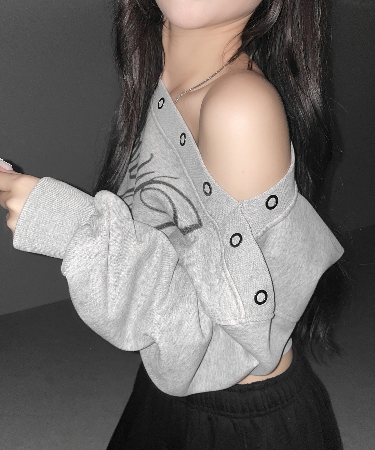レタリングロゴワンショルスウェットトップス ／ Lettering logo one-shoulder sweat tops