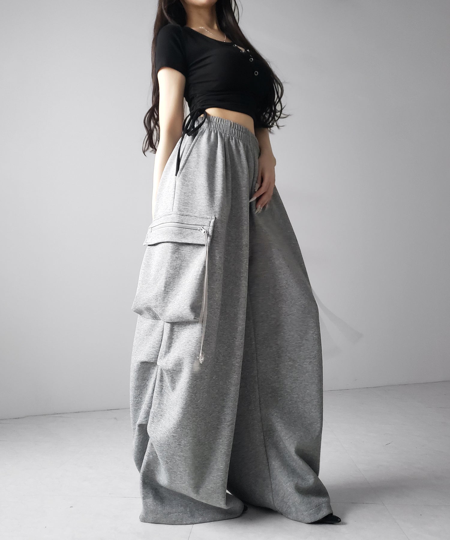 【 裾絞り可能２WAY 】ドローコードタックワイドカーゴスウェットパンツ ／ drawcord tuck wide cargo sweatpants
