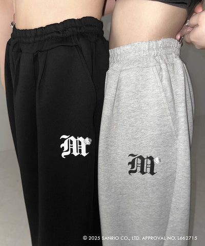 【 HELLO KITTY × me+em select 】ハローキティM LOGO ワイドスウェットパンツ ／ Hello Kitty M Logo wide sweatpants 【 セットアップ着用可能 】
