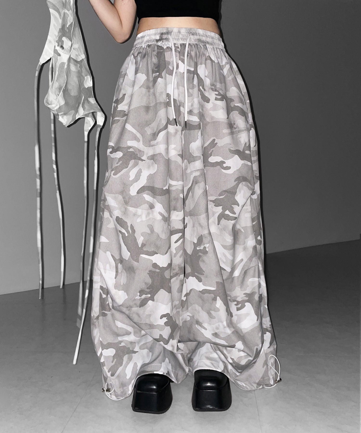 ロゴガーターカモフラタックワイドパンツ ／ logo garter camouflage tuck wide pants