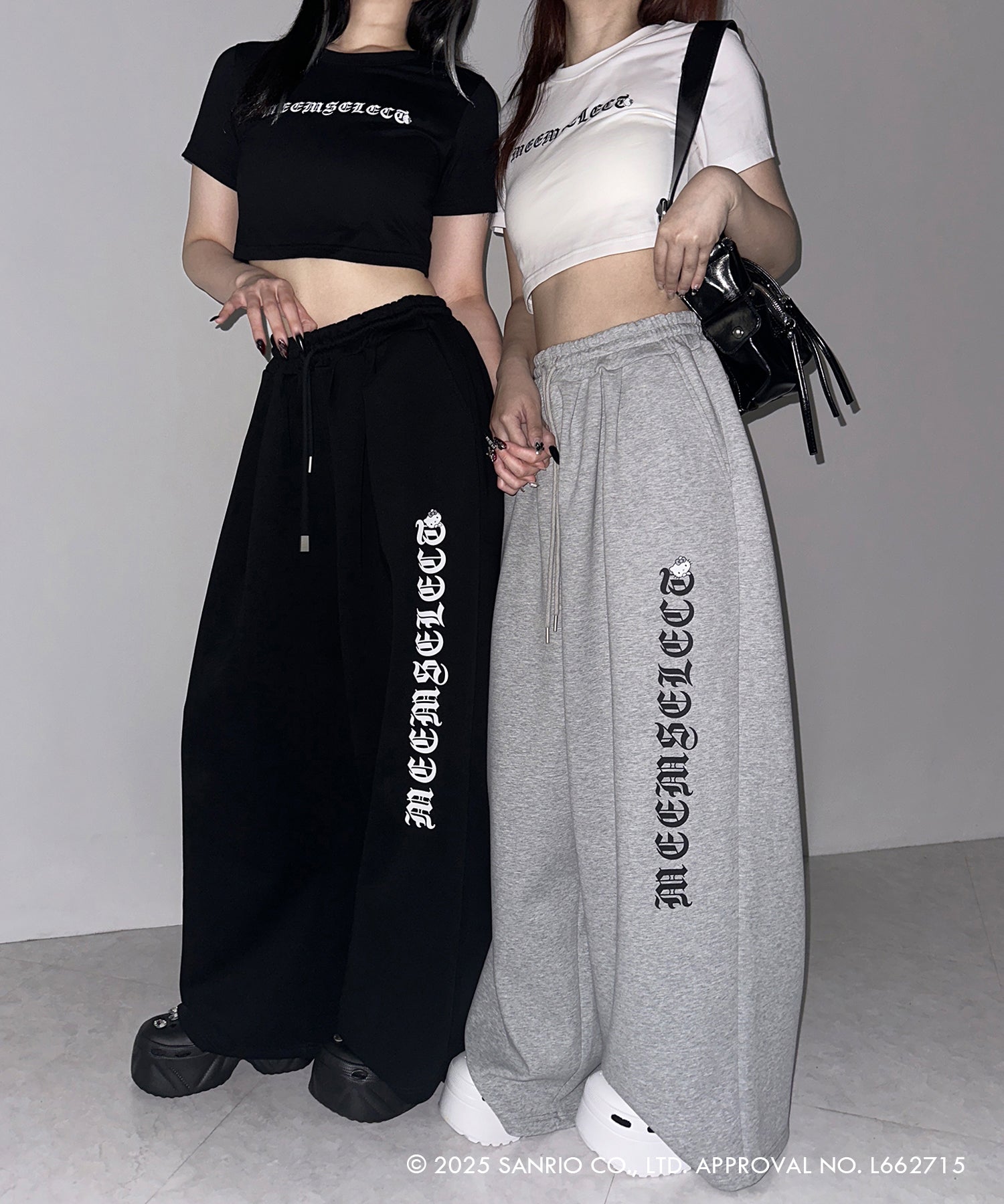 【 HELLO KITTY × me+em select 】ハローキティグランジロゴワイドスウェットパンツ ／ Hello Kitty grunge logo wide sweatpants 【 セットアップ着用可能 】