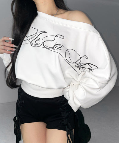 レタリングロゴワンショルショートスウェットライクトップス ／ lettering logo one-shoulder short sweatlike tops