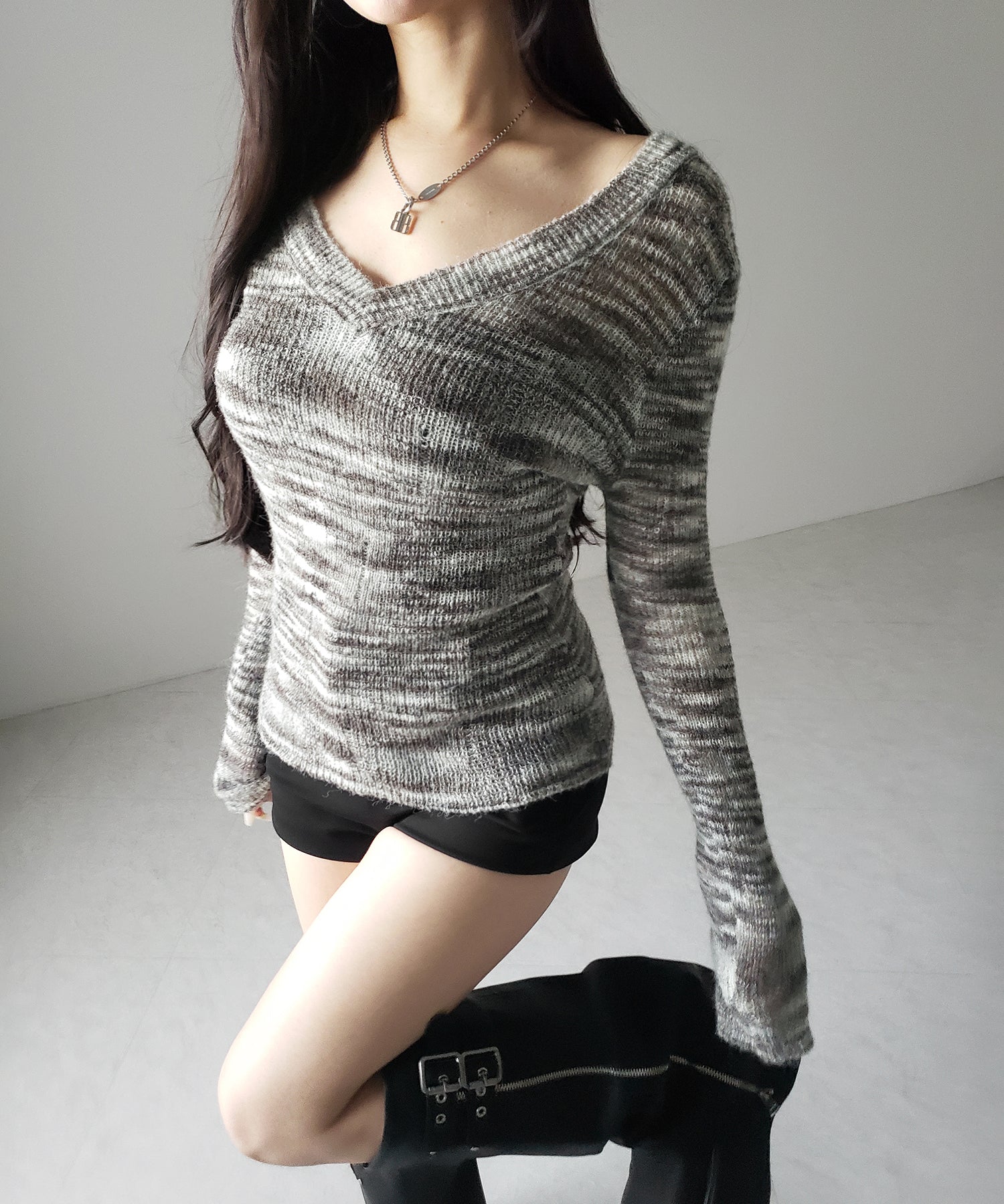 【 ワンショル可能な２WAY 】Ｖネックメランジスリムシアーニット ／ V-neck melange slim sheer knit