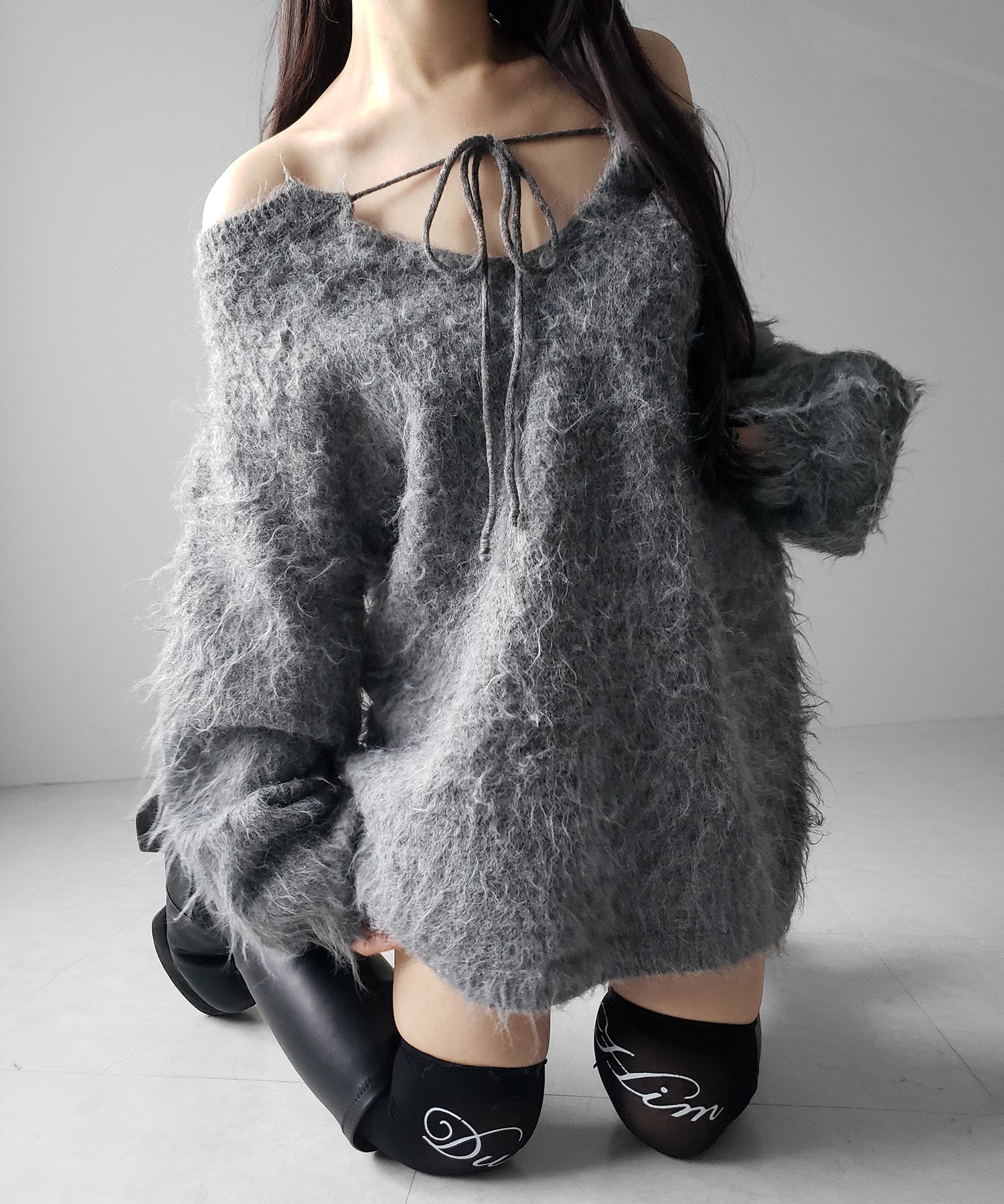 ストラップリボンオフショルオーバーシャギーニット ／ strap ribbon off shoulder over shaggy knit