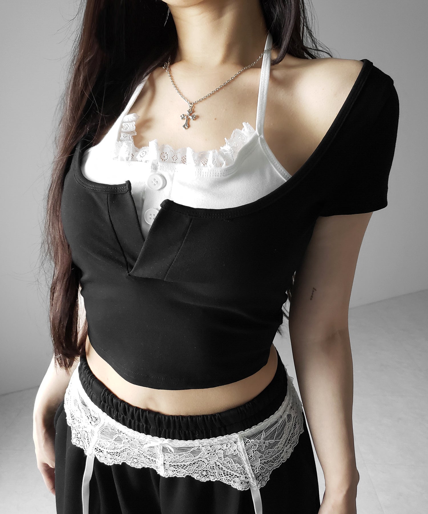 レースレイヤードドッキングスクエアネックＴシャツ ／ Lace layered docking square neck T-shirt