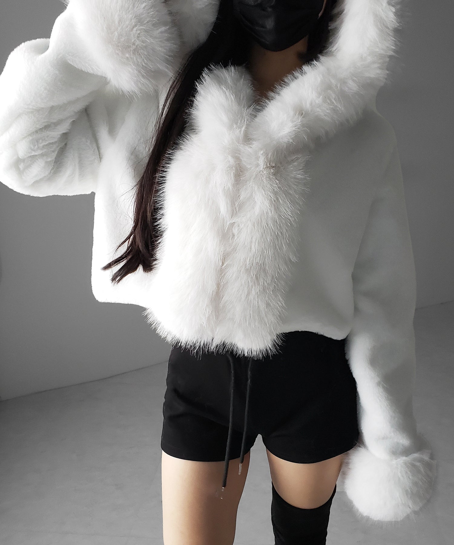 フェイクファーフードレディーショートコート ／ fake fur hoodec lady short coat