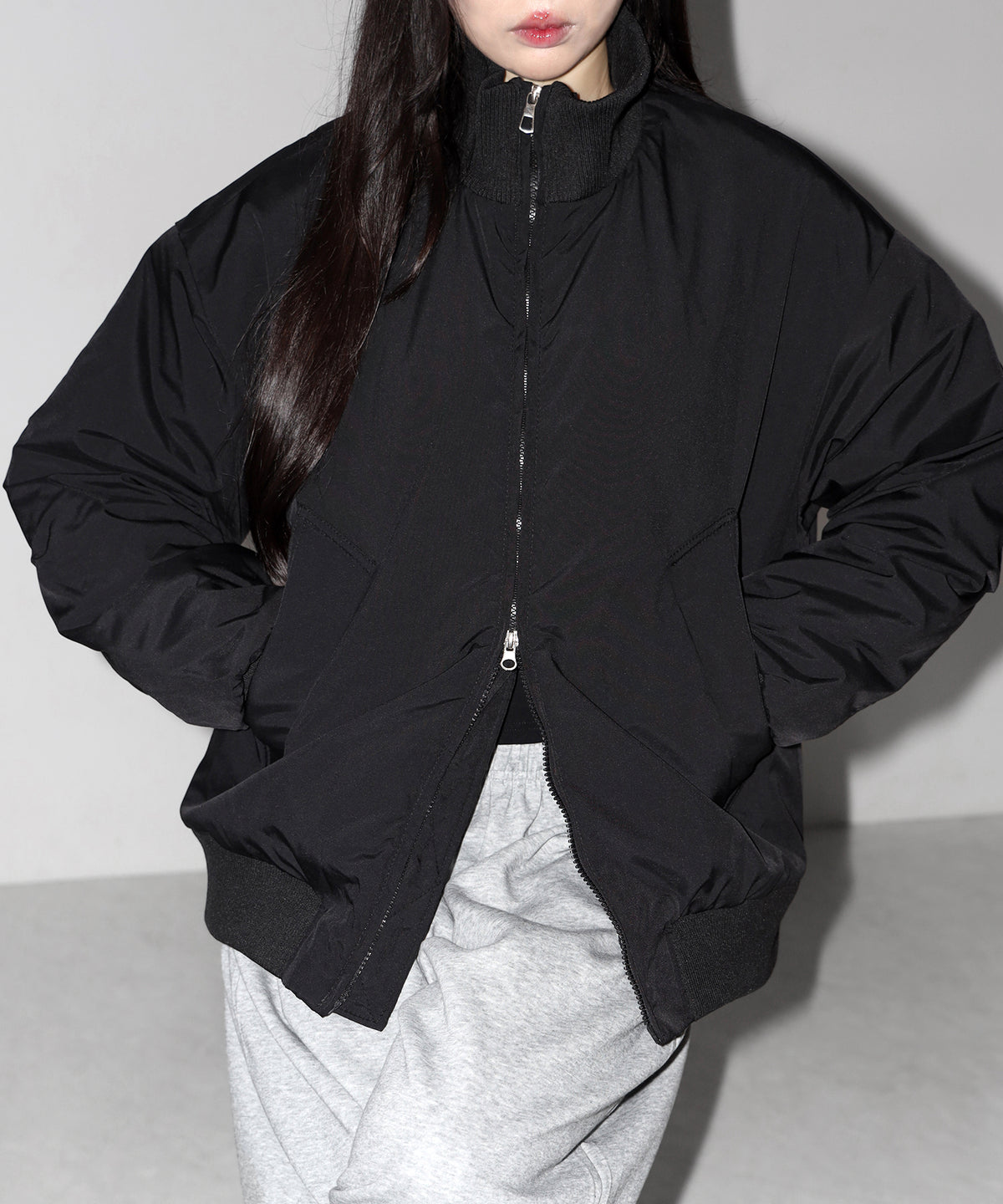 ダブルジップスタンドカラー中綿オーバーブルゾン ／ Double-zip stand-collar padded overblouson