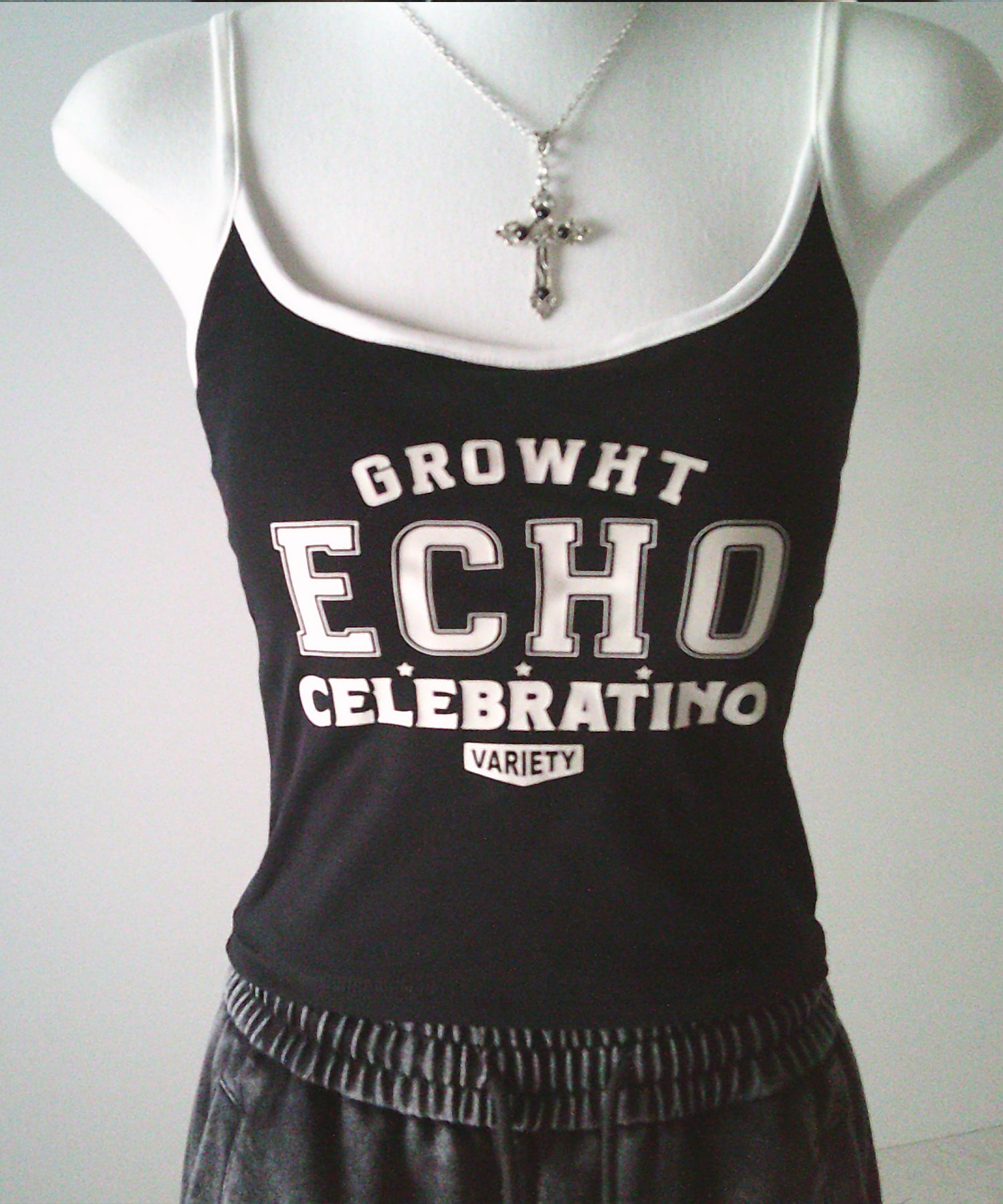 【 カップ付き 】フロントロゴプリントショートキャミソール ／ front logo print short camisole
