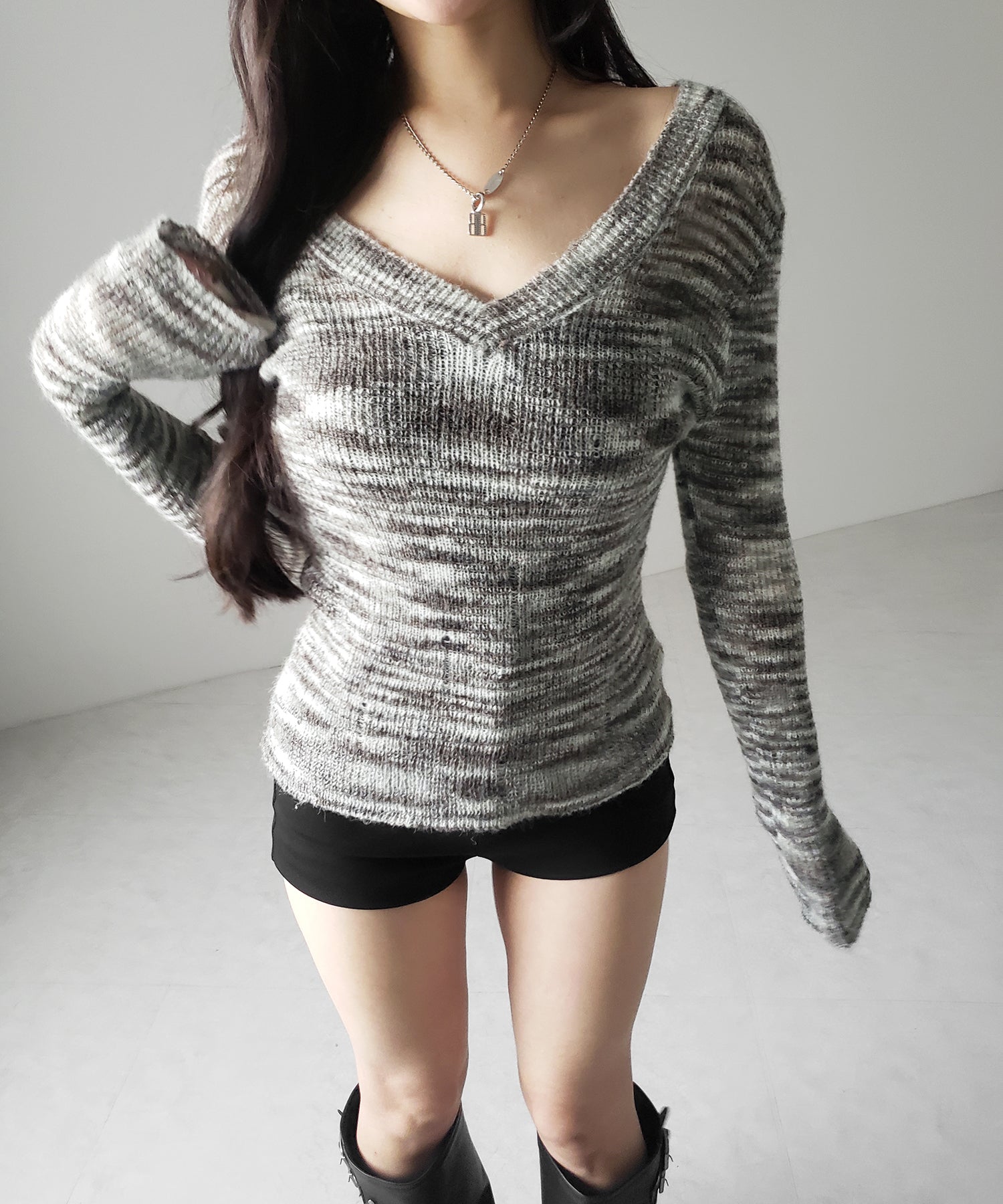 【 ワンショル可能な２WAY 】Ｖネックメランジスリムシアーニット ／ V-neck melange slim sheer knit