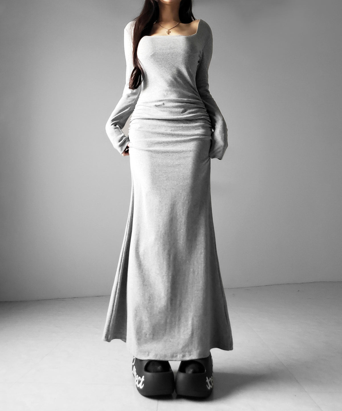 スクエアネックシャーリングマーメイド長袖ロングタイトワンピ ／ Square neck shirring mermaid long-sleeved long tight onepiece