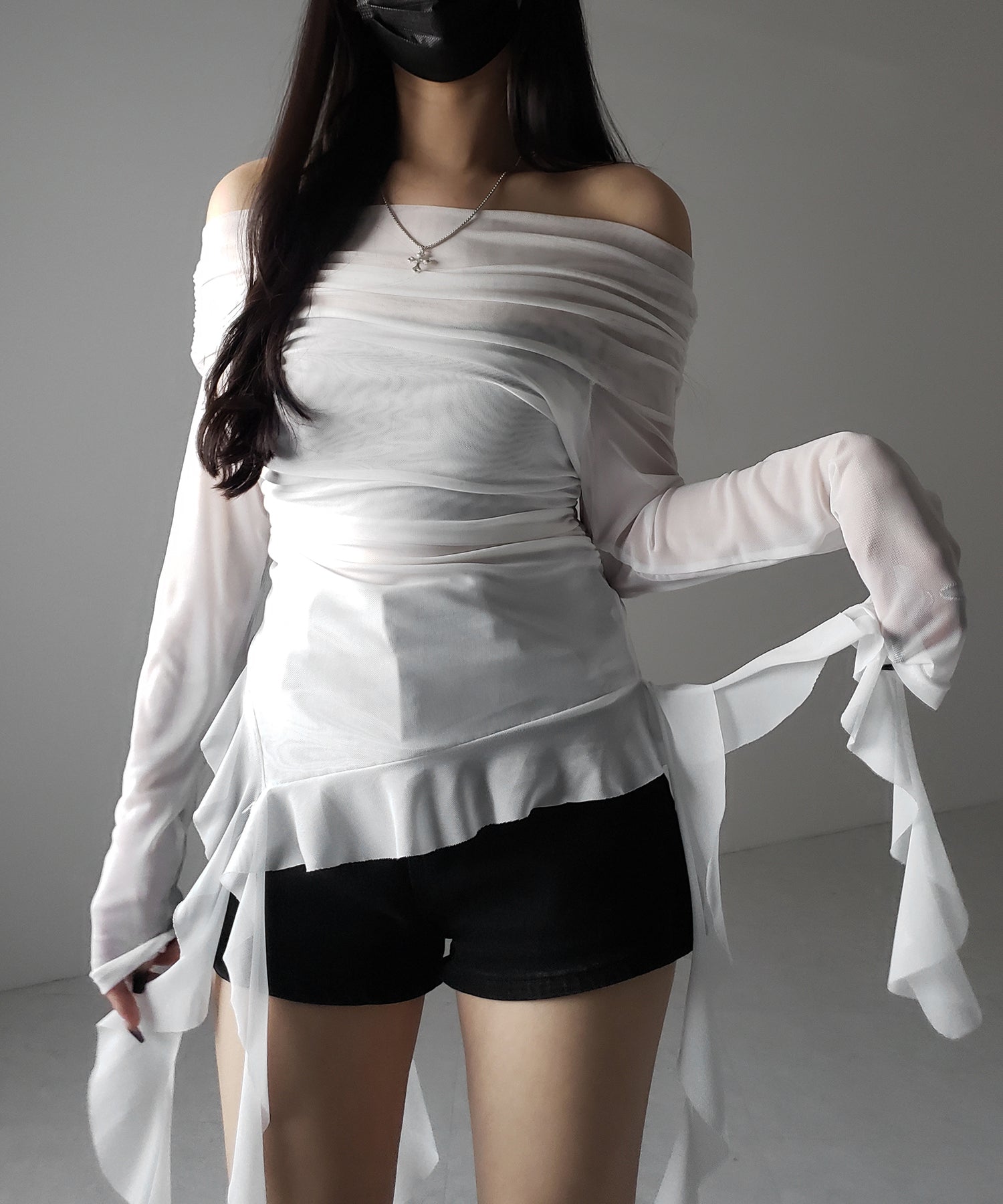 【 ２color 】アシンメトリーフリルオフショルシアートップス ／ asymmetrical frill off-shoulder sheer tops