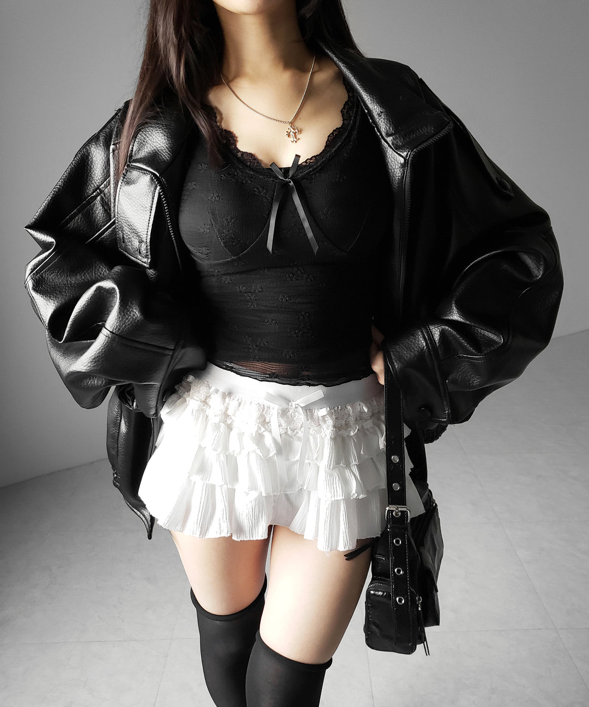 フロントリボンVネックレイヤードレーストップス ／ front ribbon v-neck layered lace tops