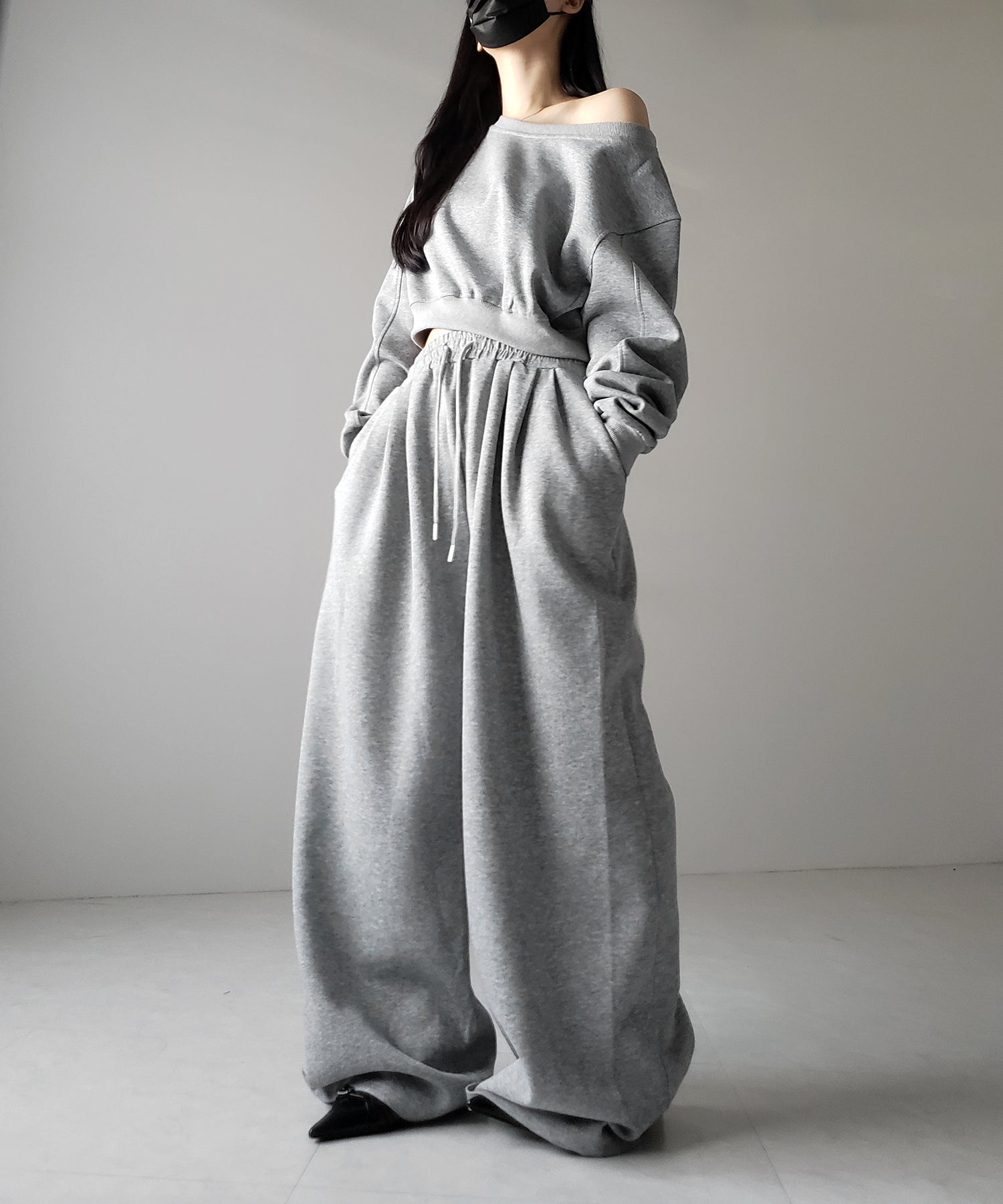 【 セットアップ 】ワンショルダーショートスウェットトップス ＋ タックワイドパンツ SET ／ off shoulder short sweat tops & tack wide pants SET
