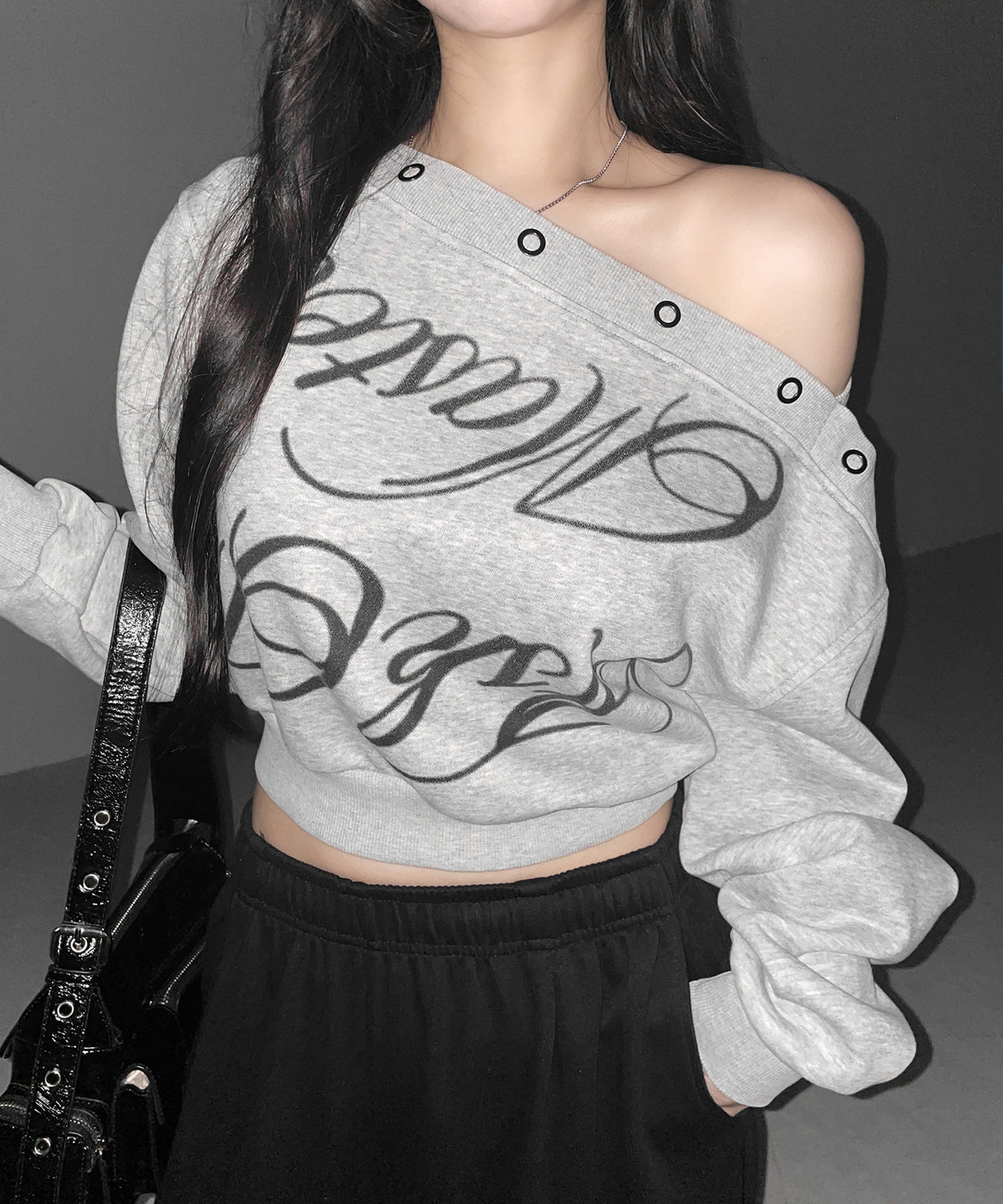 レタリングロゴワンショルスウェットトップス ／ Lettering logo one-shoulder sweat tops