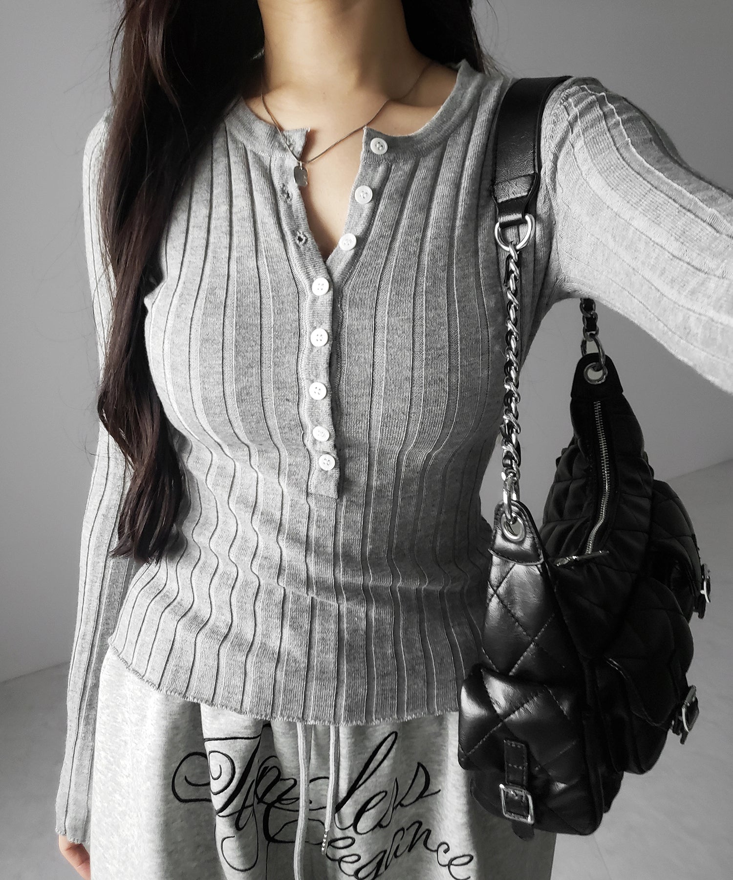 スリムフィットヘンリーネックリブトップス ／ slim fit henley neck ribbed tops