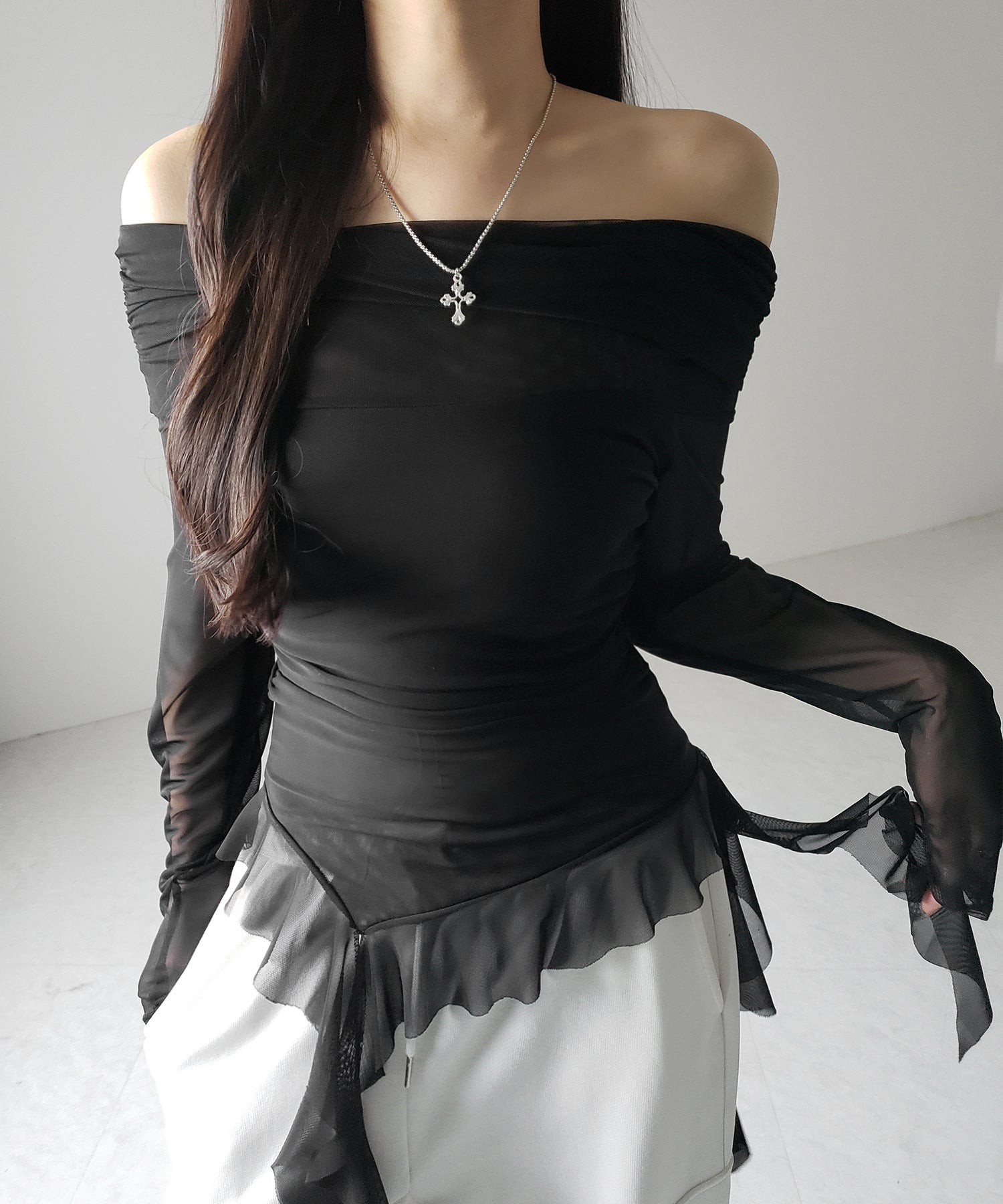 【 ２color 】アシンメトリーフリルオフショルシアートップス ／ asymmetrical frill off-shoulder sheer tops