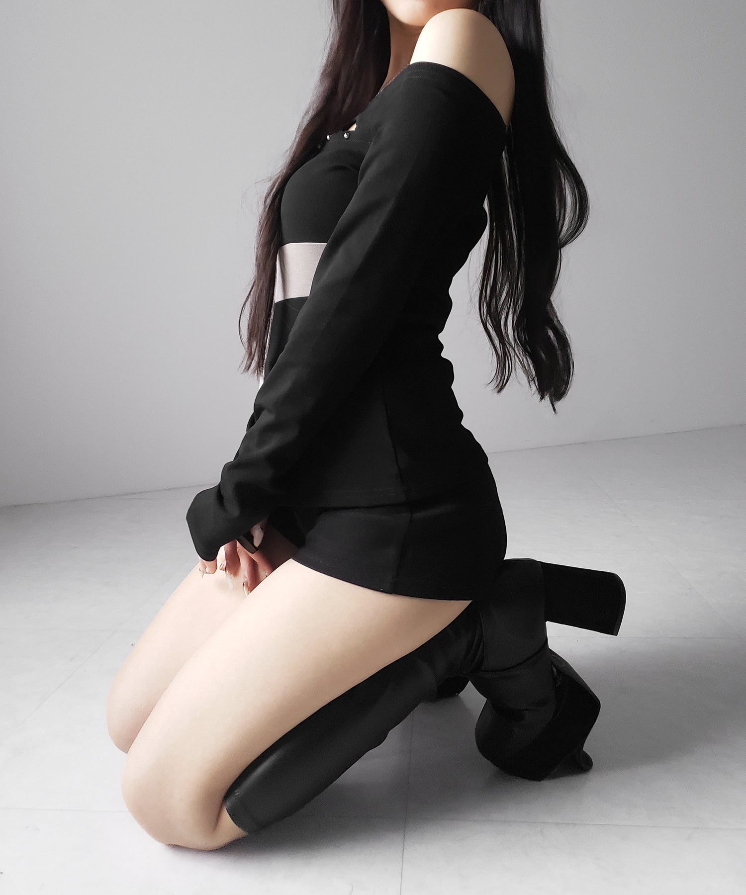 十字架クロスデザインカットアウトオフショルスリムトップス ／ cross design cutout offshoulder slim tops