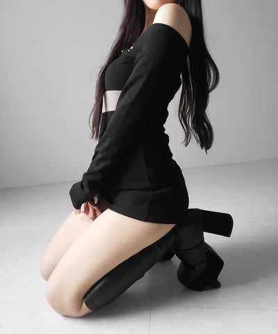 十字架クロスデザインカットアウトオフショルスリムトップス ／ cross design cutout offshoulder slim tops